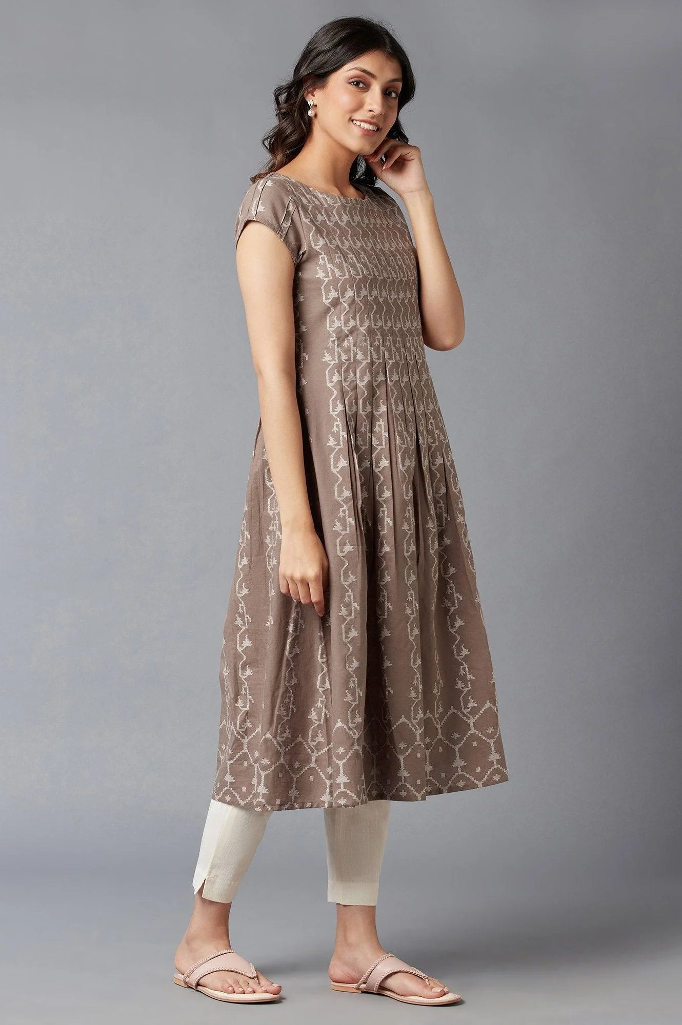 Beige Box Pleated kurta In Boat Neck - Image 4