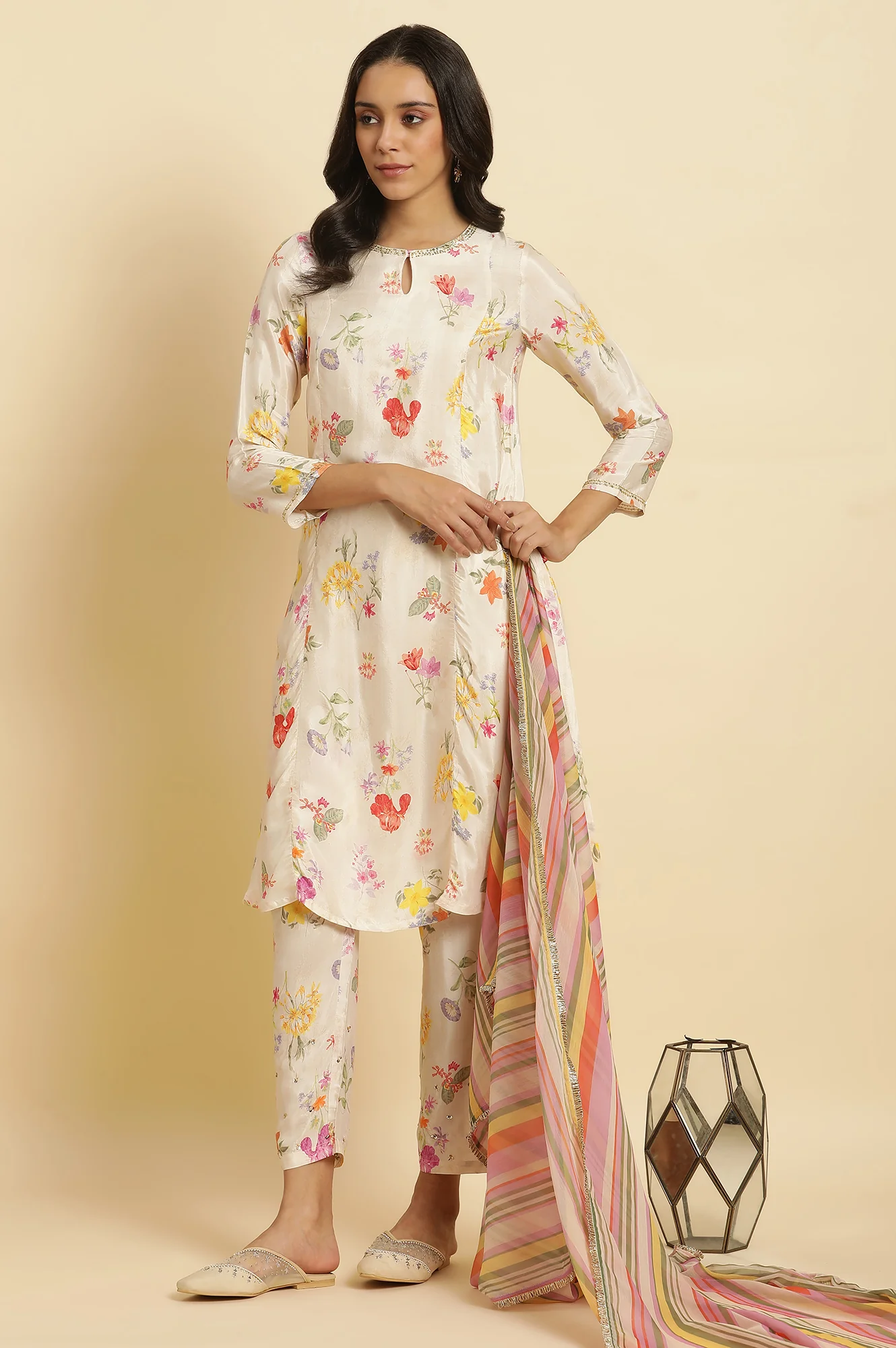 Beige Floral Printed Pants - Image 5