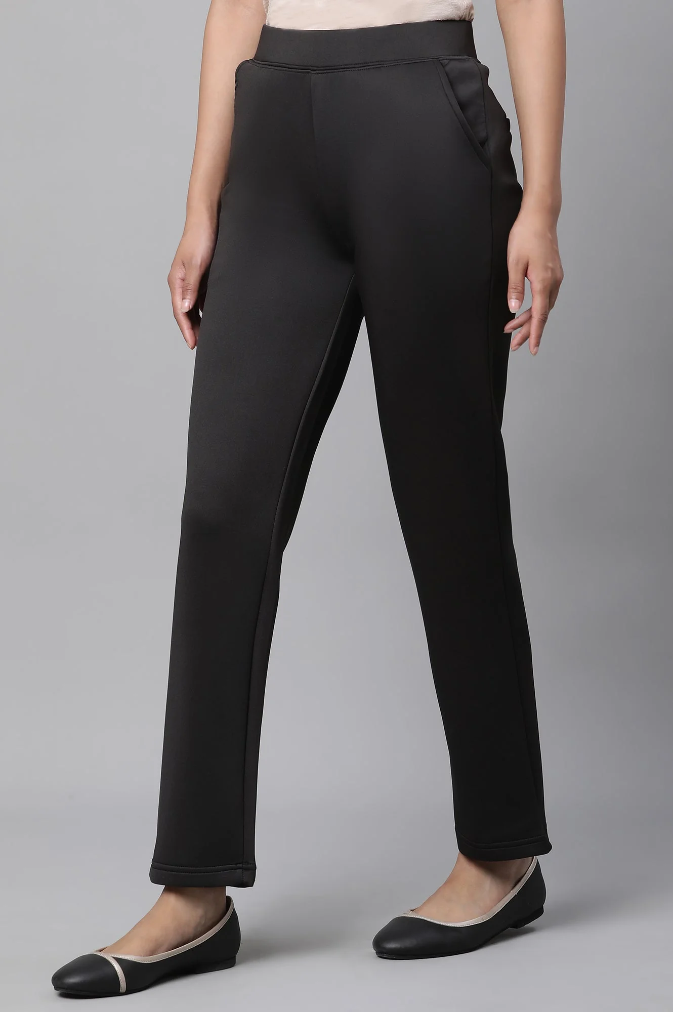 Black Solid Straight Fit Pants With Side Pockets - Image 2