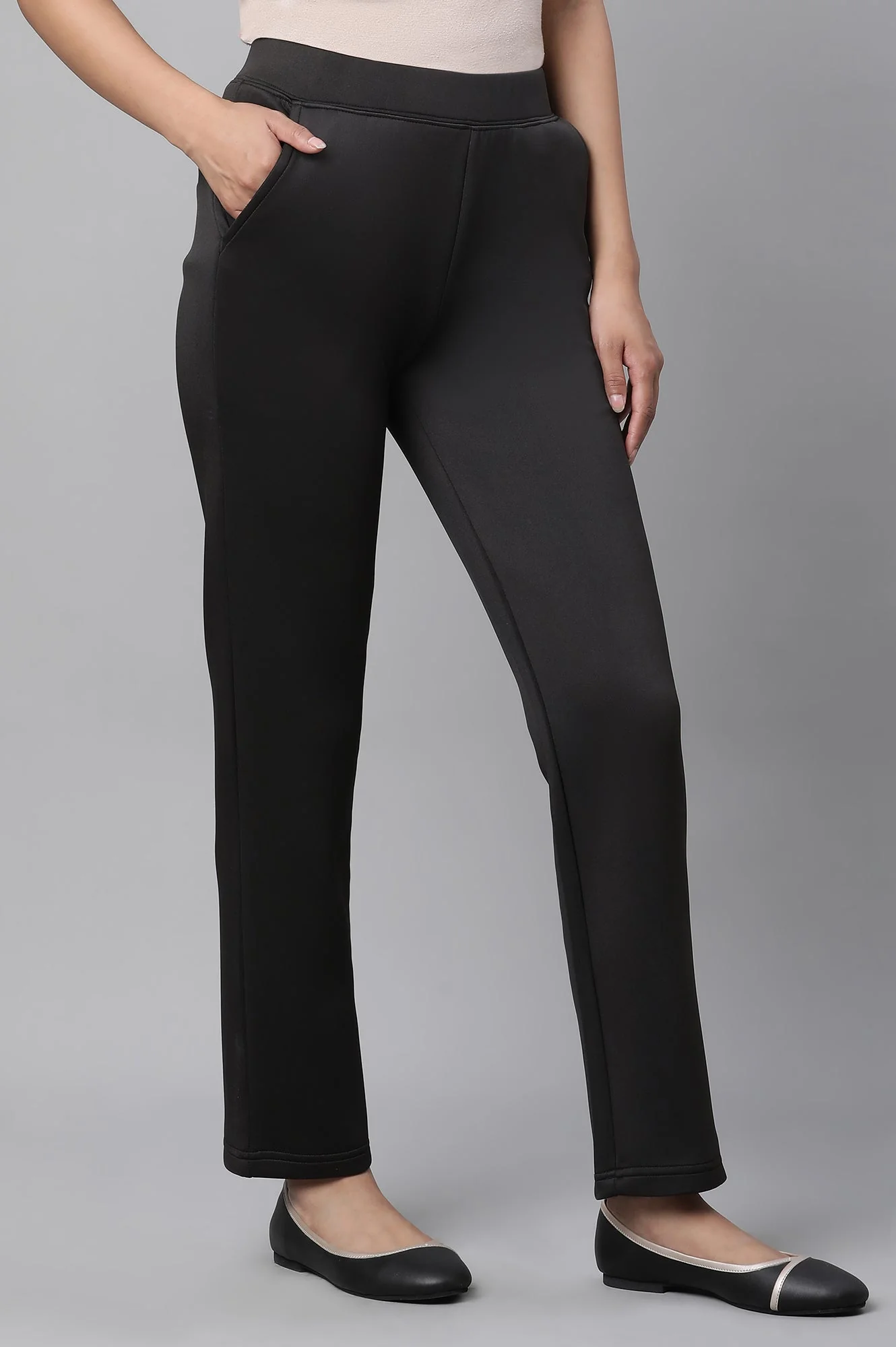Black Solid Straight Fit Pants With Side Pockets - Image 4
