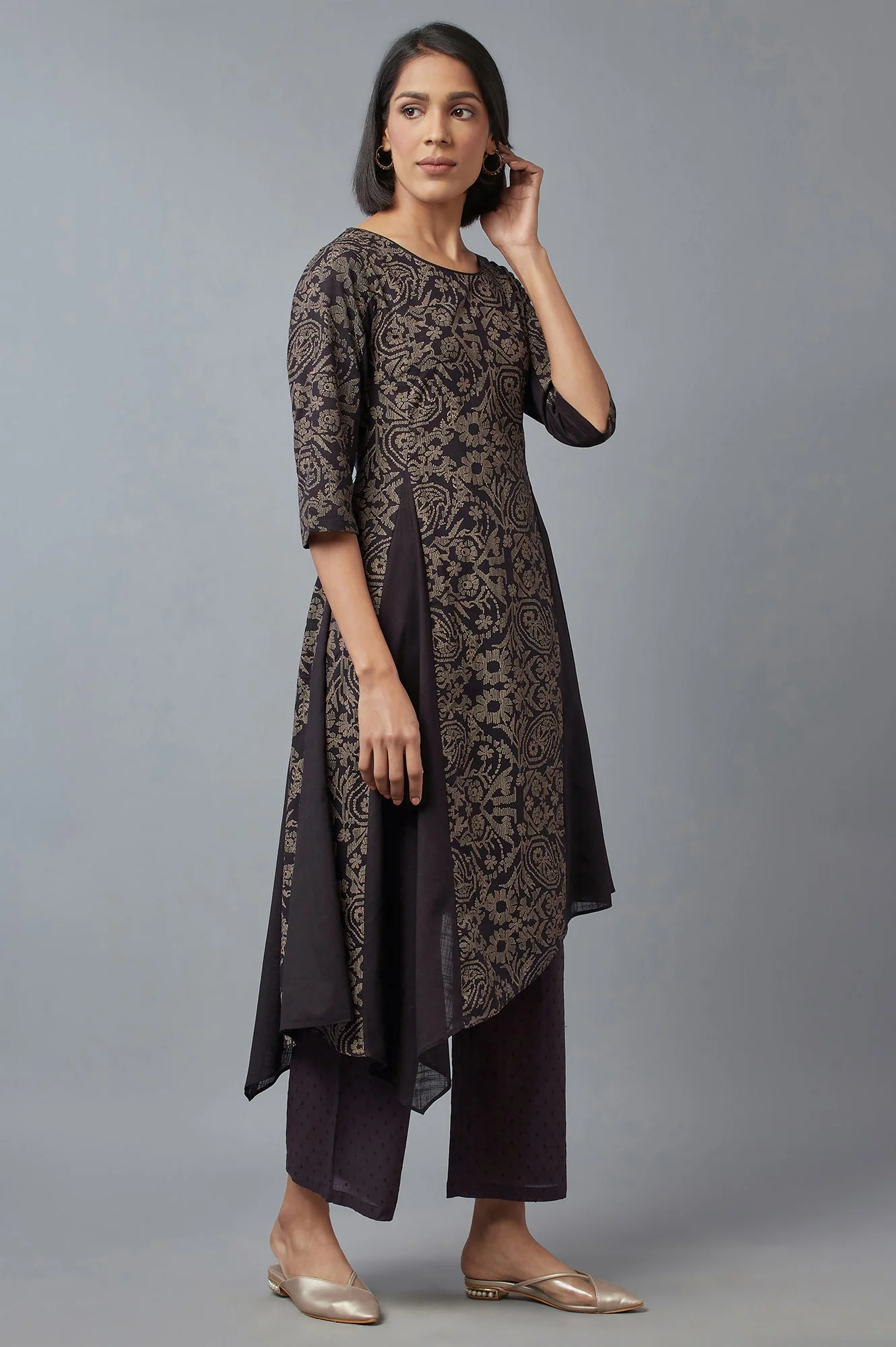 Black Floral Print Asymmetric kurta in Round Neck - Image 4