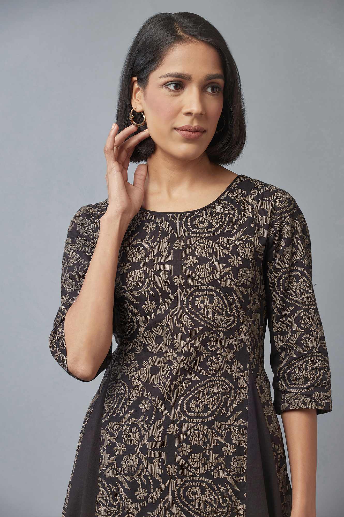 Black Floral Print Asymmetric kurta in Round Neck - Image 5