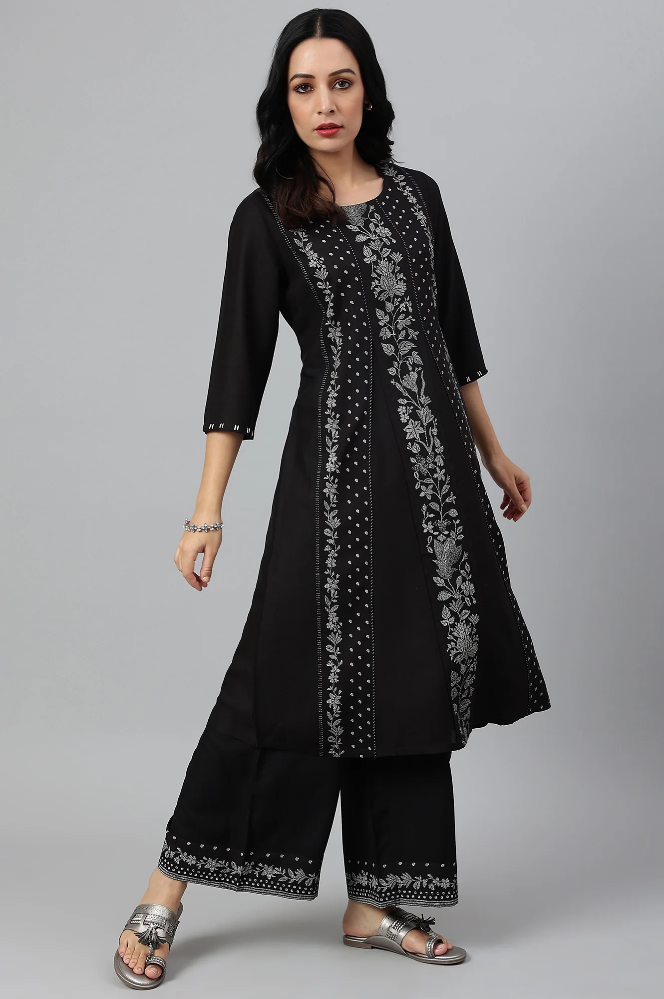 Black Floral Print Round Neck kurta With Godets - Image 5