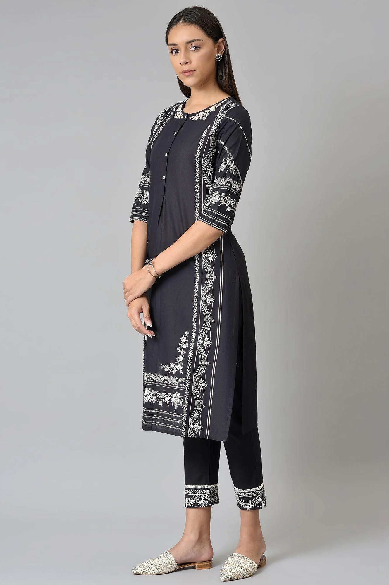Black Floral Printed kurta With Parallel Pants - Image 3