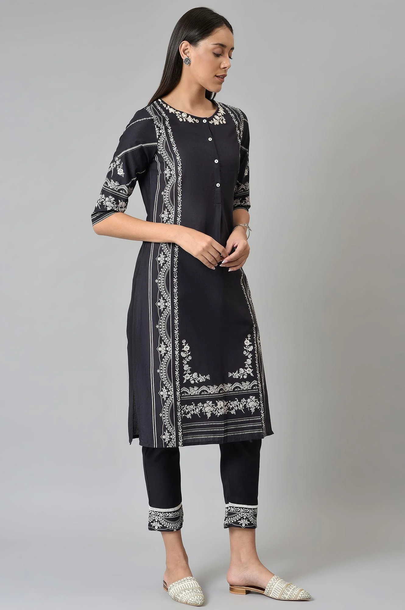 Black Floral Printed kurta With Parallel Pants - Image 4