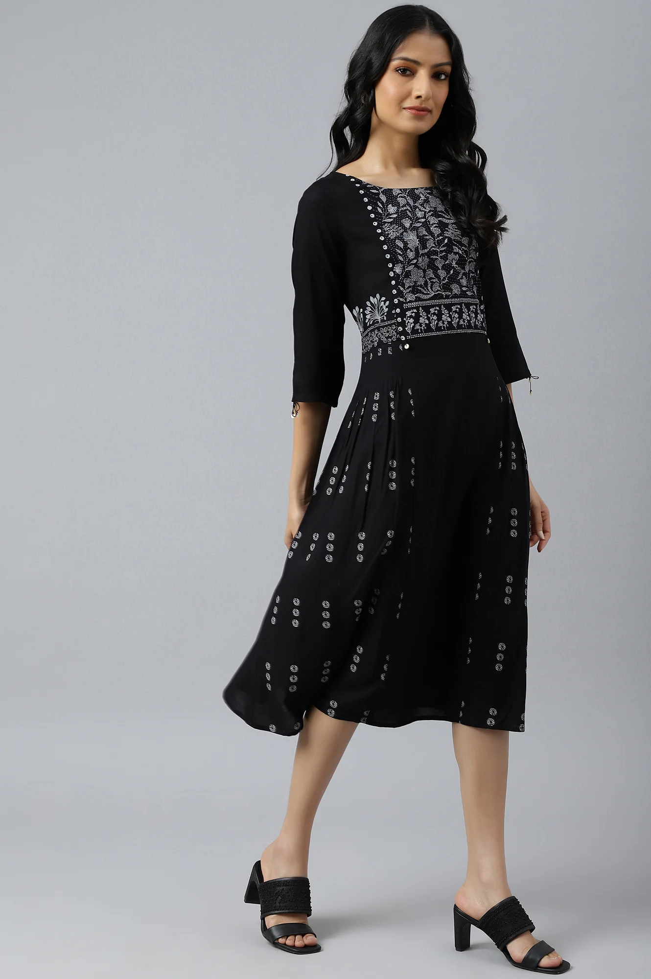 Black Floral Side Pleated kurta In Round Neck - Image 6