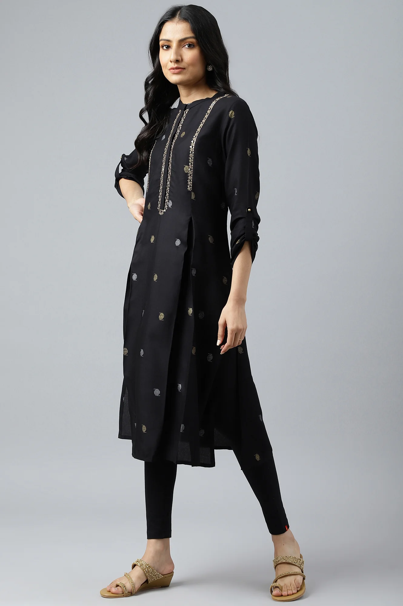 Black Mettalic Embroidered kurta With Pleats - Image 3
