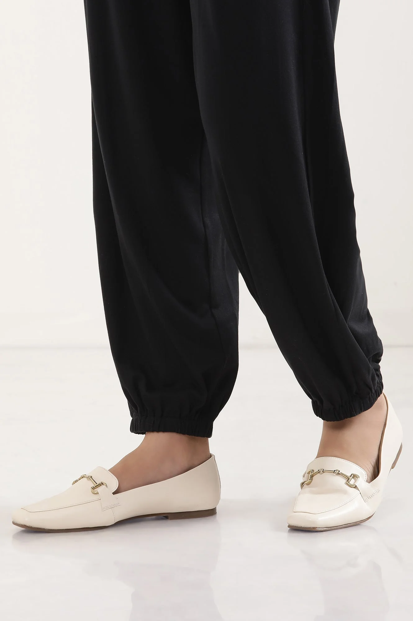 Black Solid Loose Fit Pants With Pleated Detail - Image 8