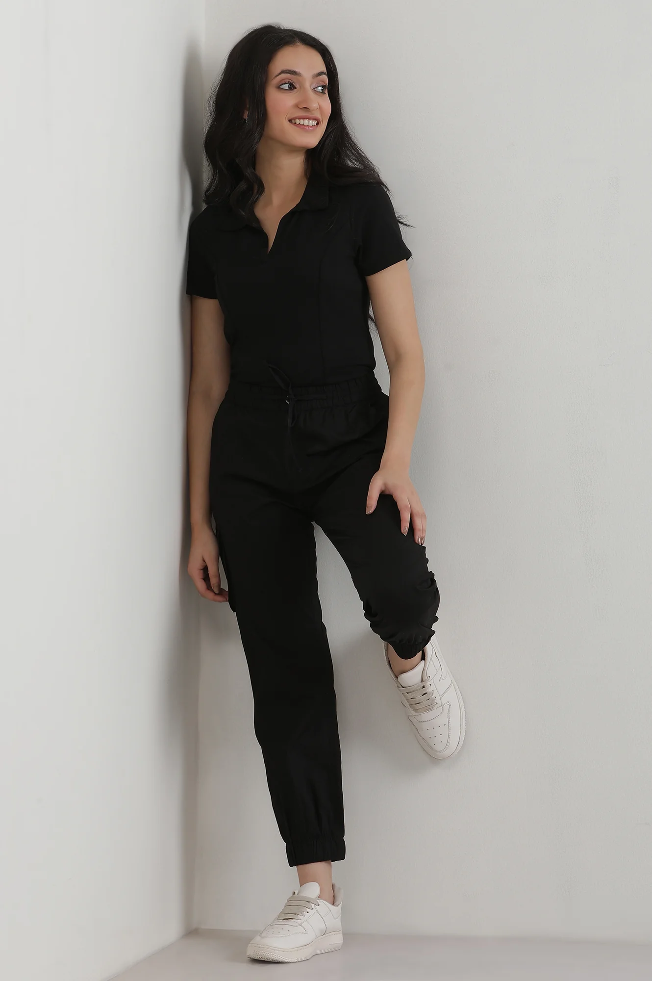 Black Solid Straight Fit Cotton Cargo Pants With Button And Zip Closure