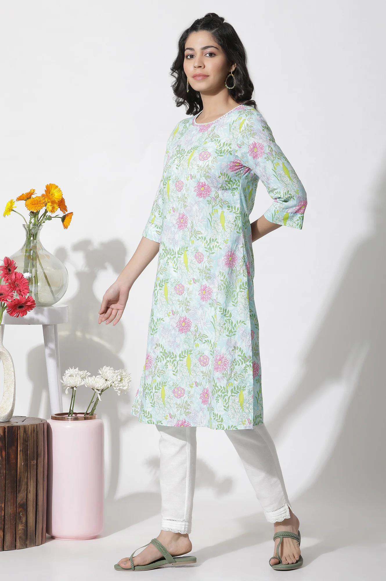 Blue Bold Floral Printed Straight Kurta - Image 3