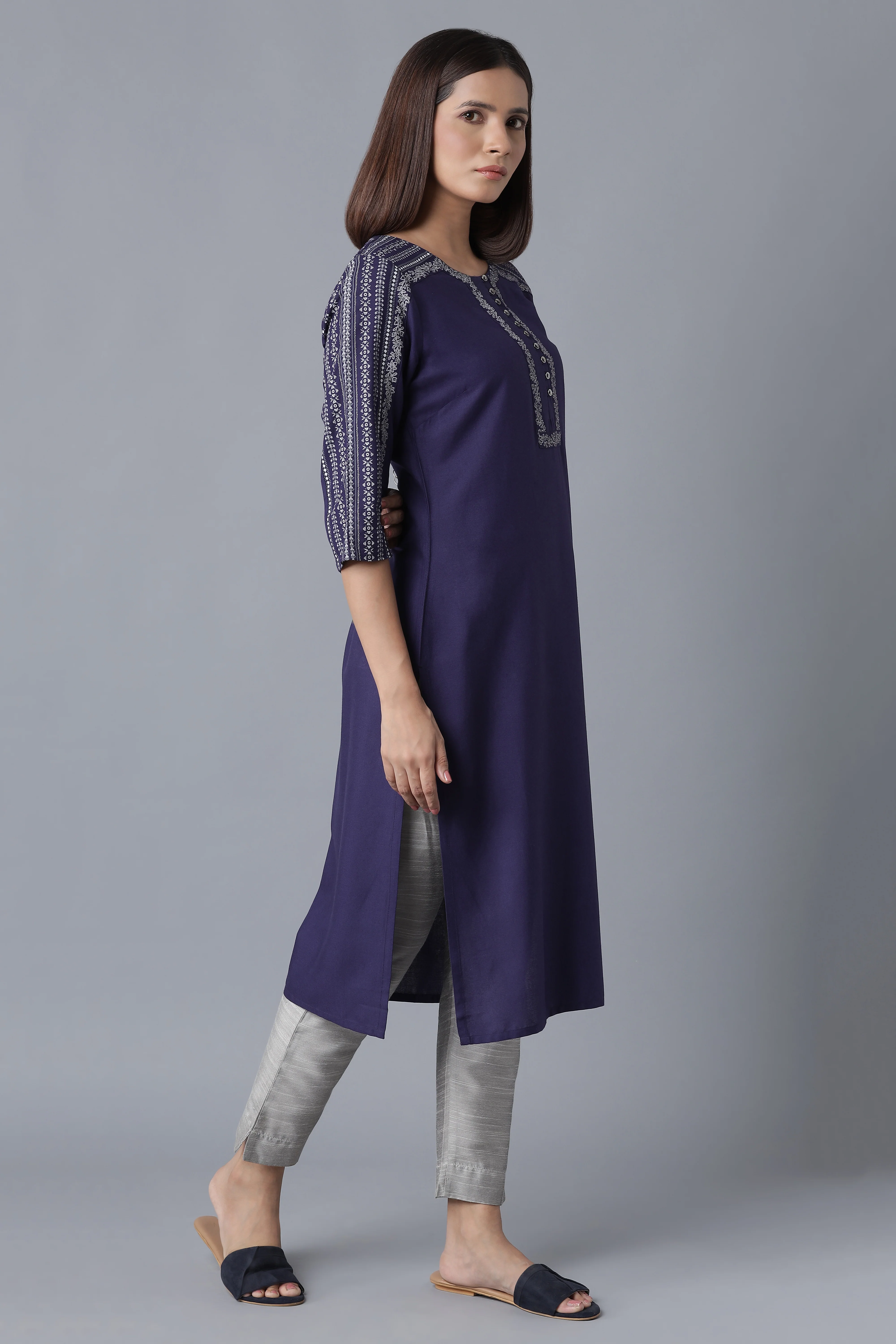 Blue Embroidered Straight kurta - Image 4