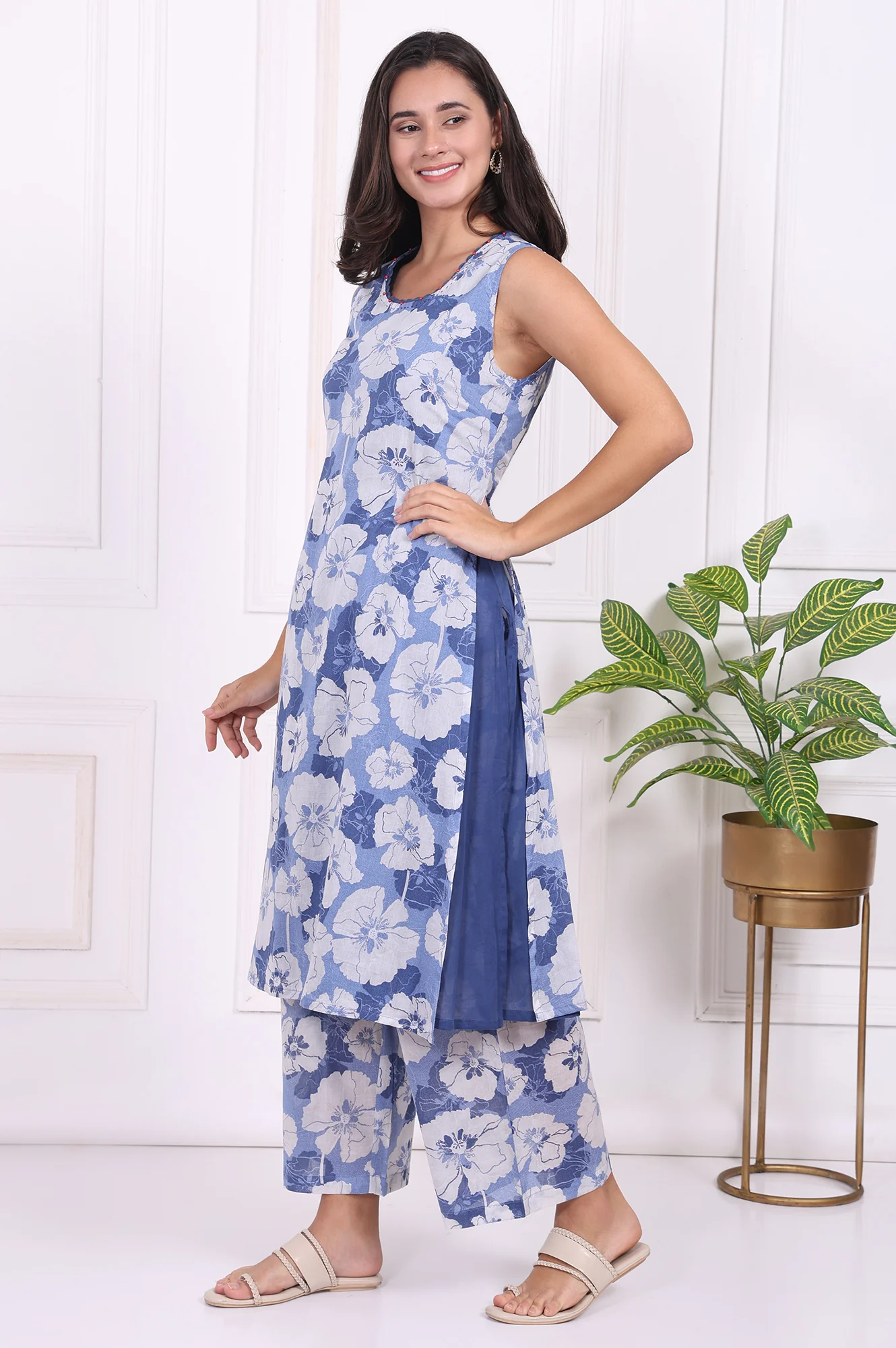 Blue Floral Printed Pure Cotton Straight Kurta and Flared Pants Co-ord Set - Image 4