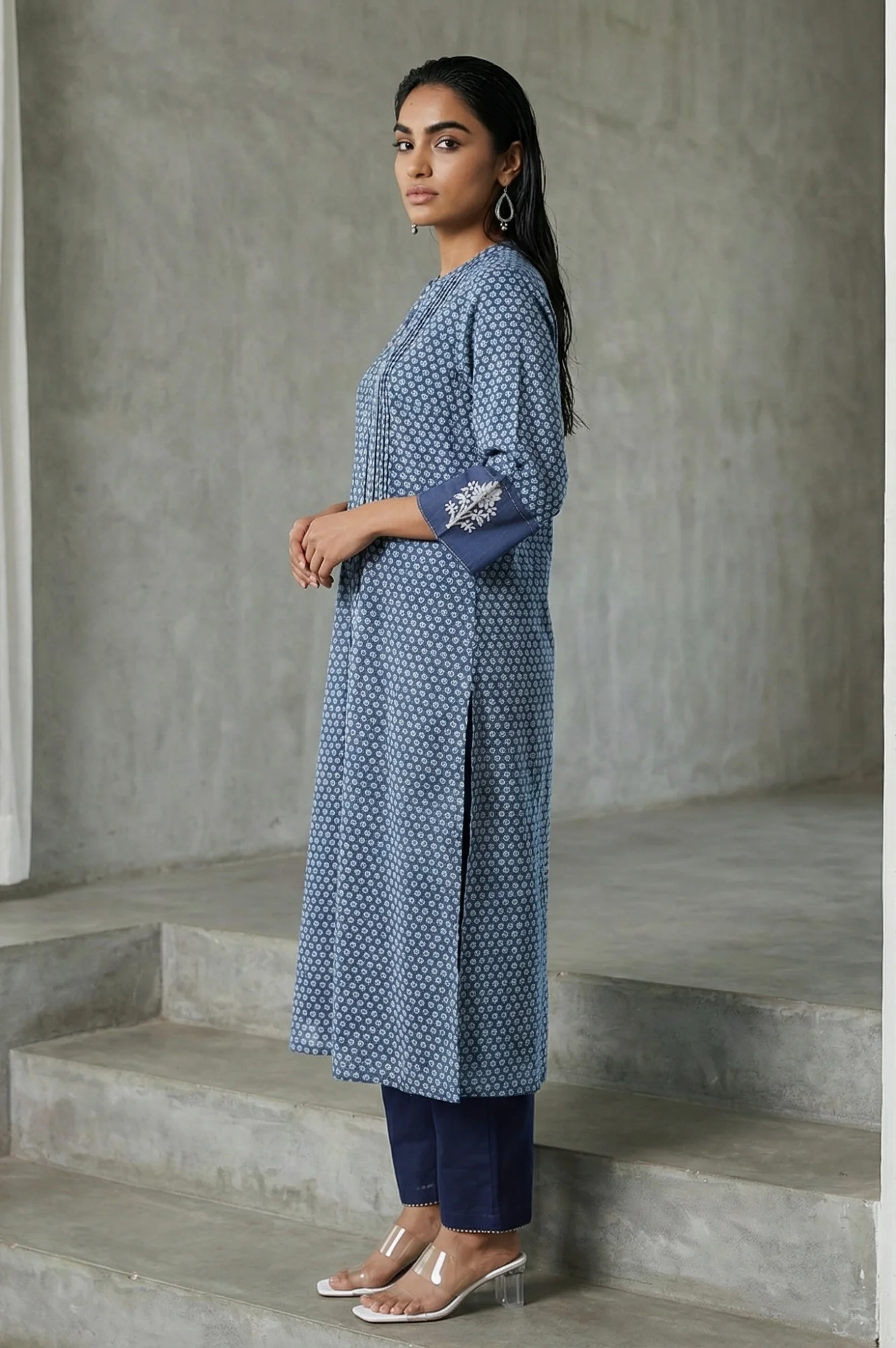 Blue Floral Thread Embroidered Pure Cotton Straight Kurta - Image 3