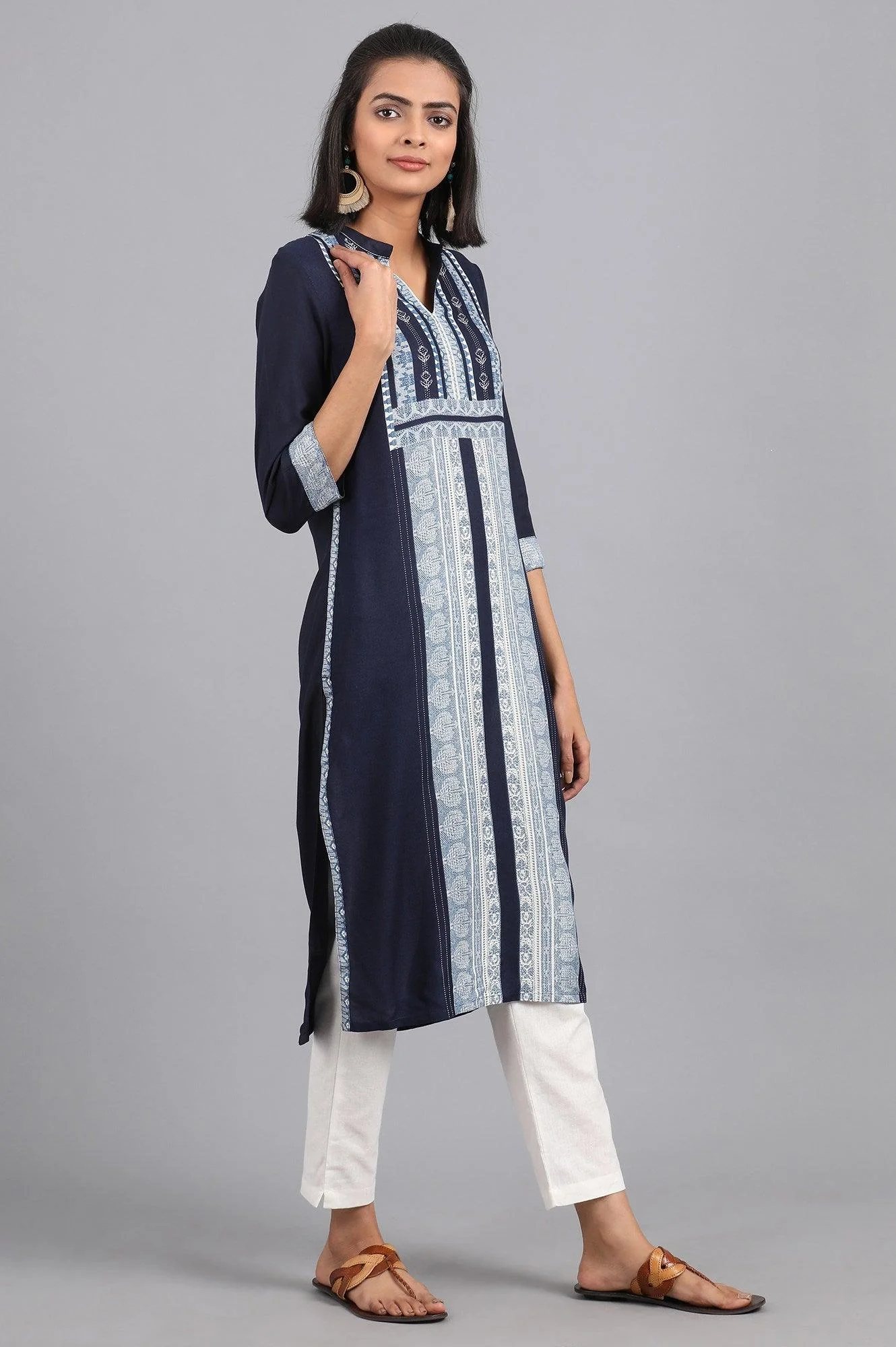 Blue Fusion Booti Geometric Print kurta in Mandarin Neck with Embroidery - Image 4