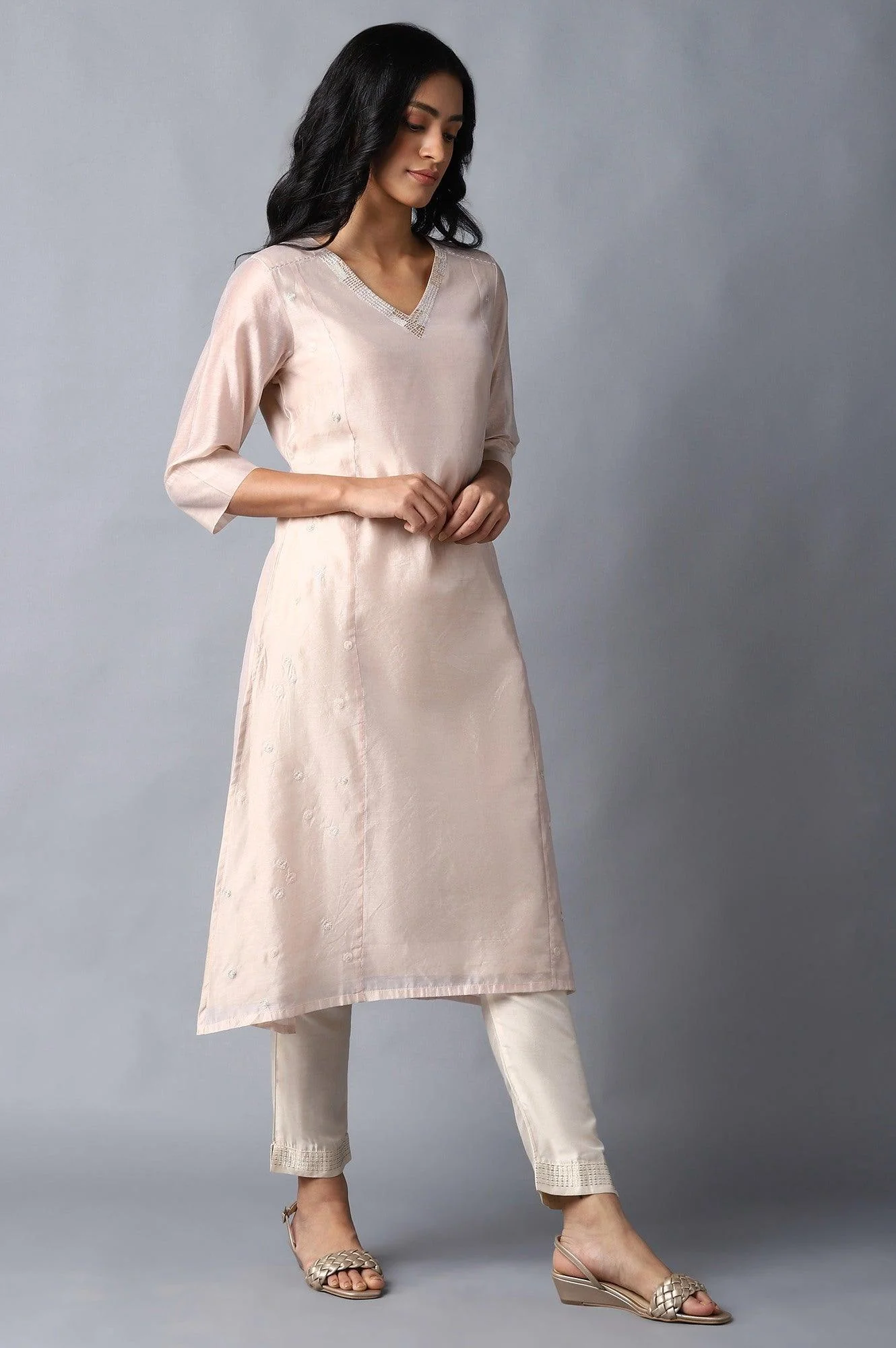 Blush Pink Embroidered kurta & Pants Set - Image 4