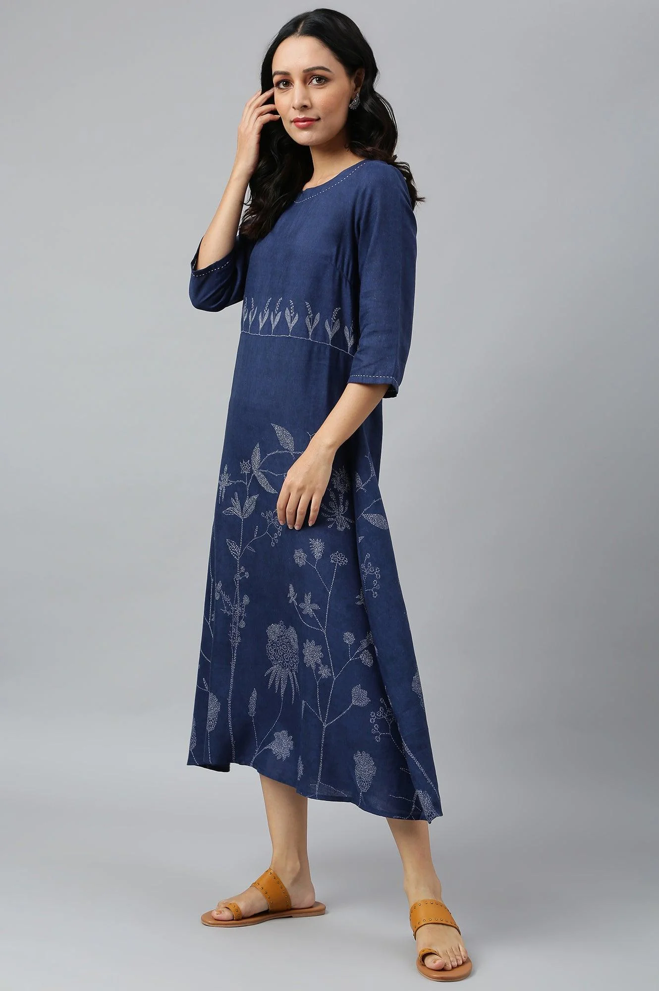 Dark Blue Floral kurta With Kantha Details - Image 3
