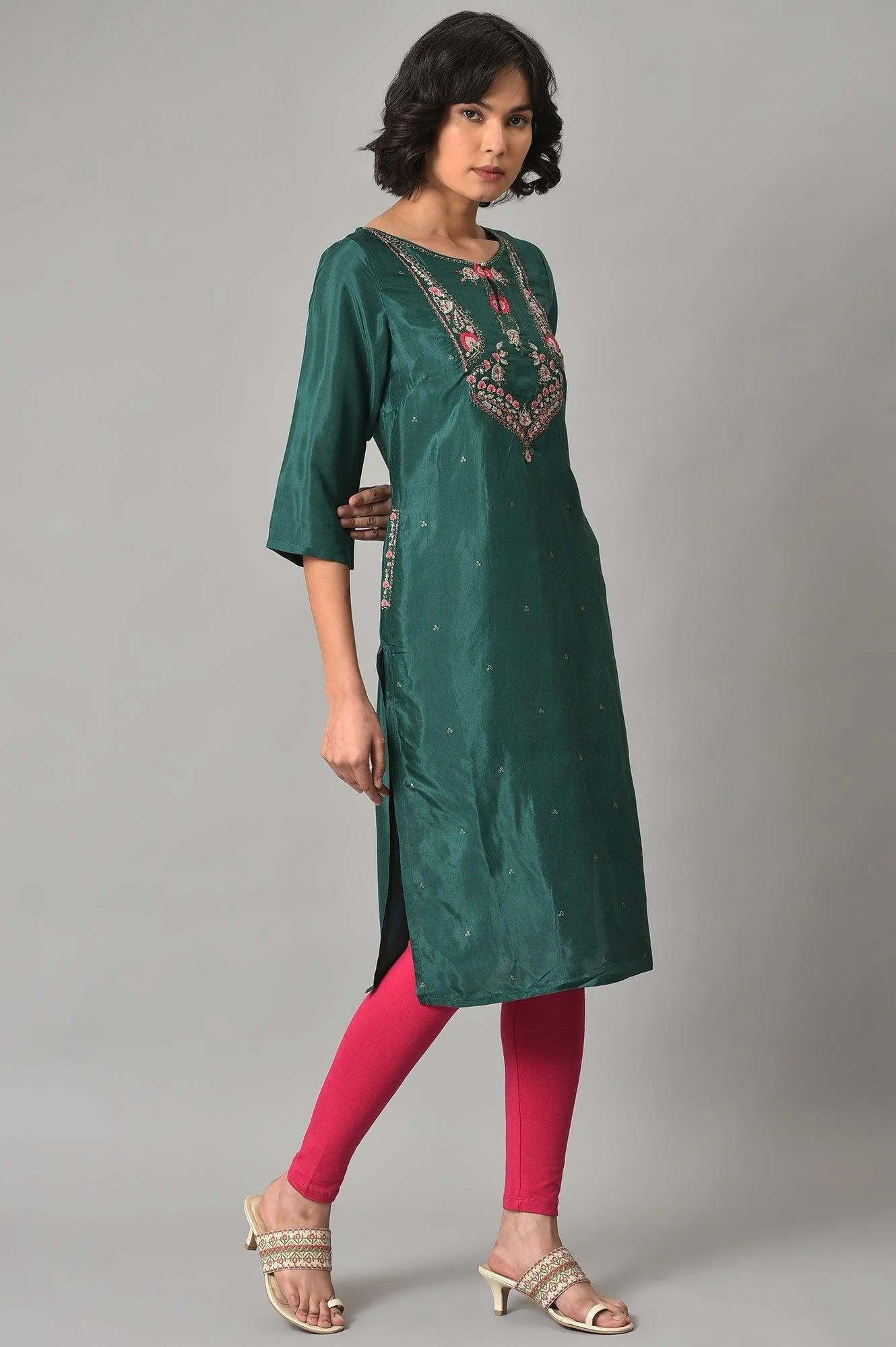 Dark Green Embroidered Festive kurta With Pink Tights - Image 4