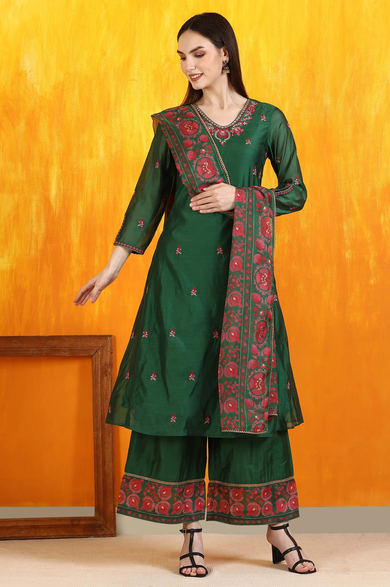 Emerald Green Embroidered Panelled Kurta, Flared Pants and Dupatta Set - Image 3