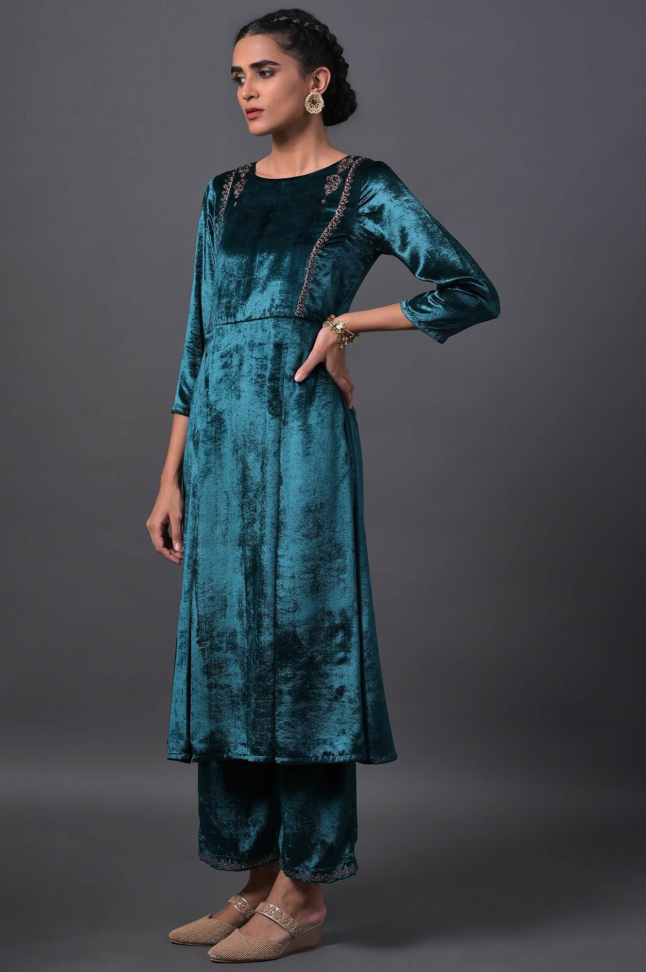 Emerald Green Embroidered Velvet kurta With Straight Pants - Image 3