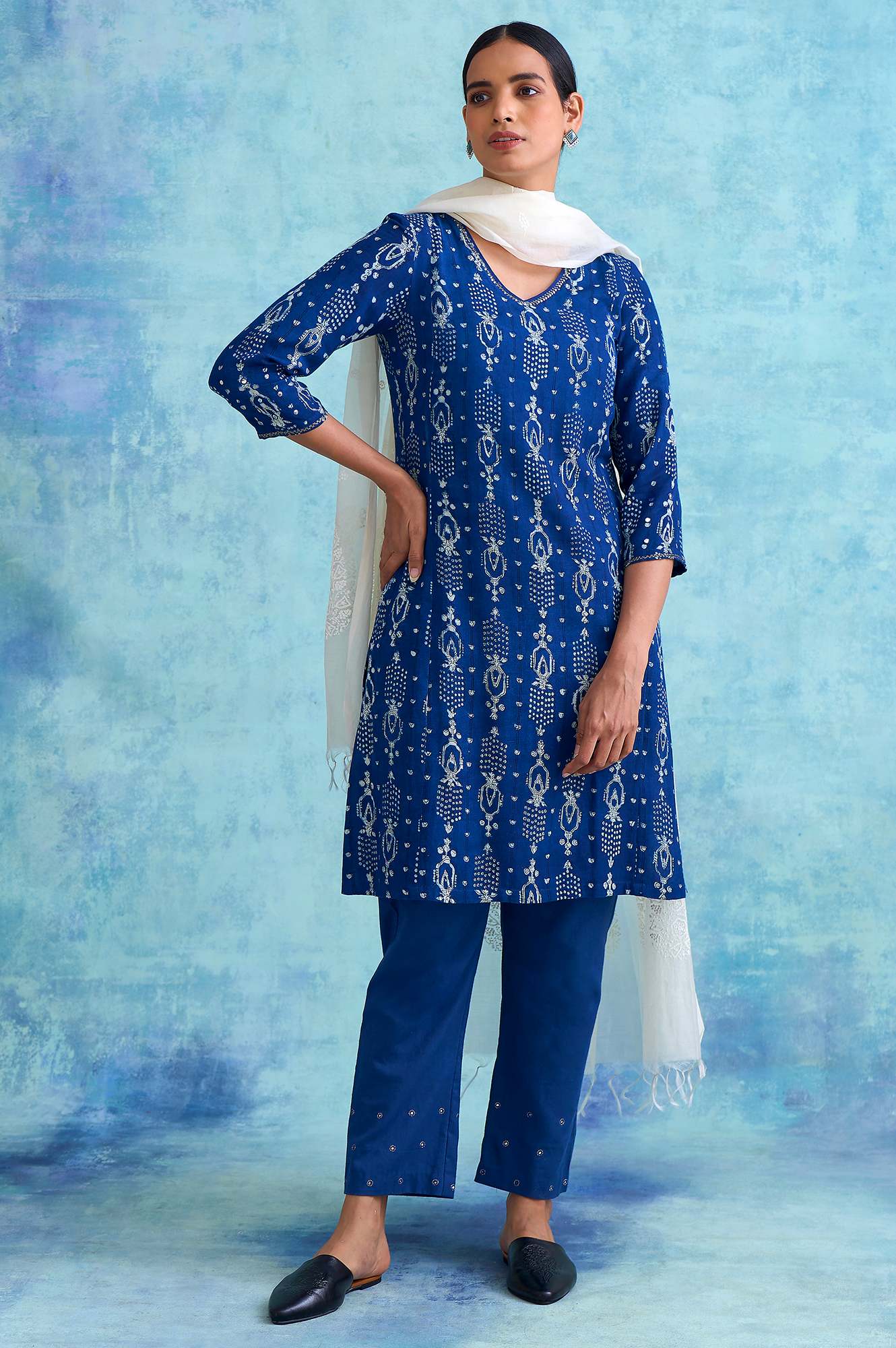 Folksong By W Indigo Dabu Print V-Neck kurta - Image 5