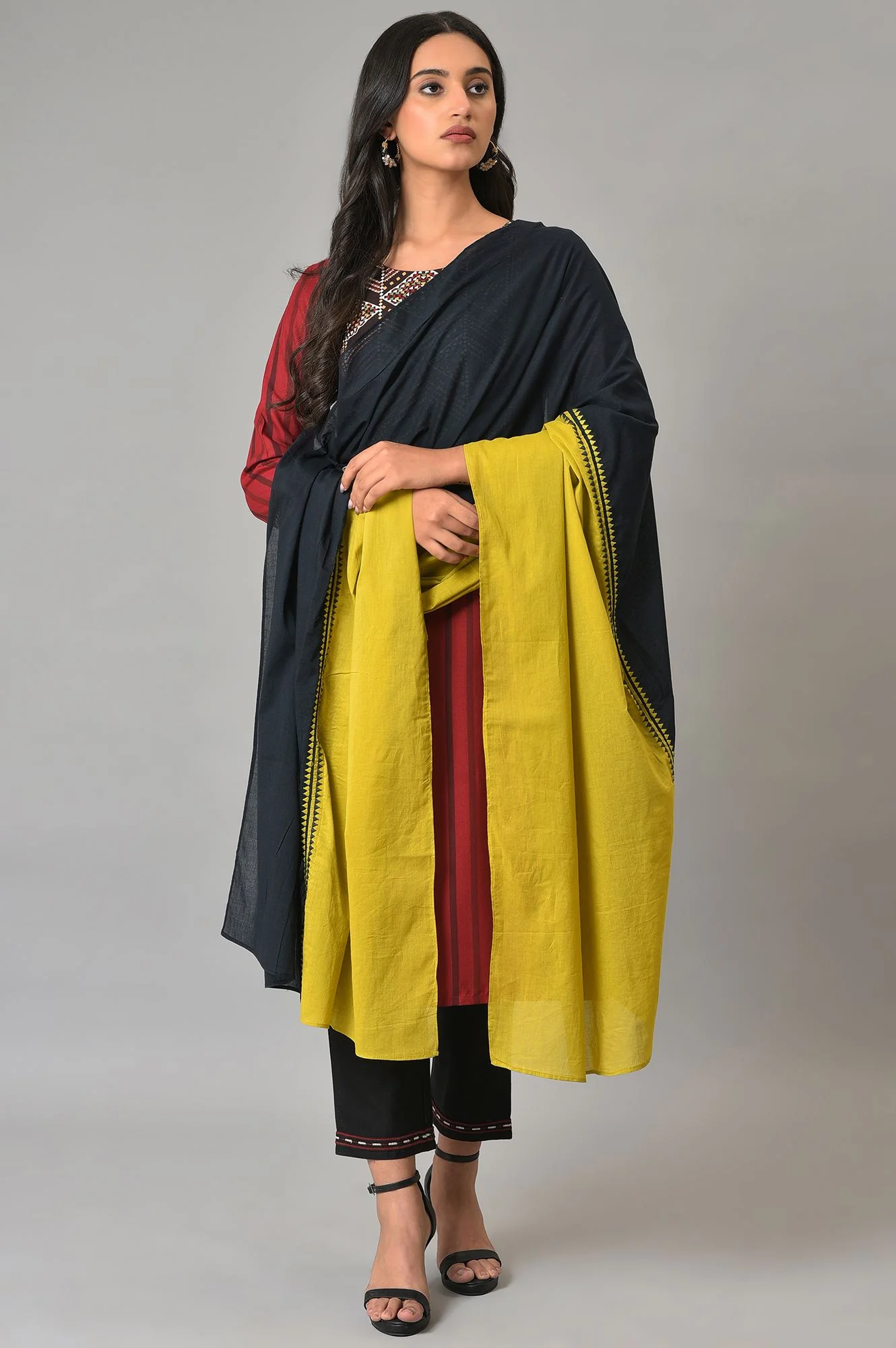 Green And Black Colour Block Dupatta - Image 2