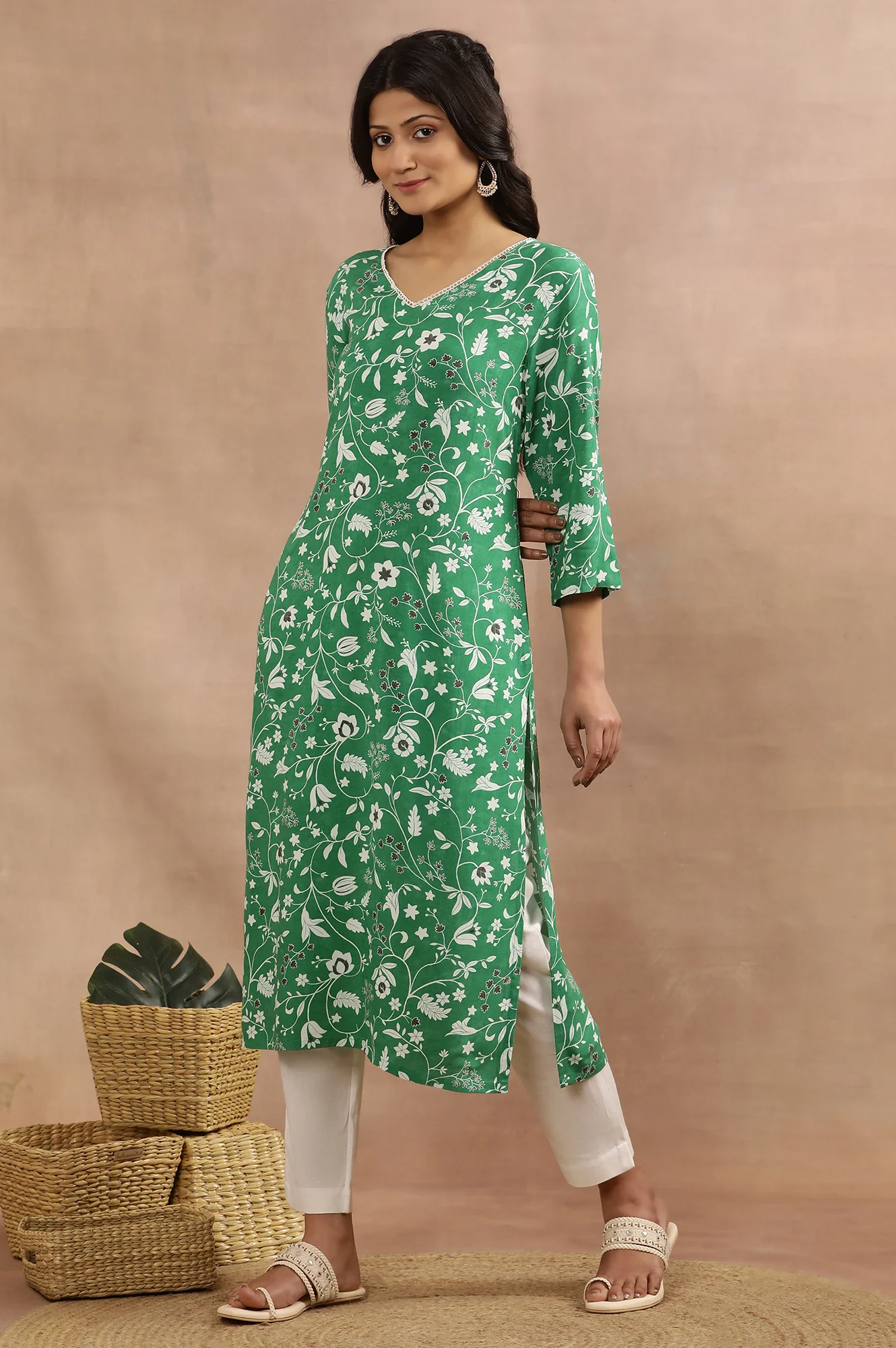 Green Floral Printed Straight V-Neck Kurta - Image 3