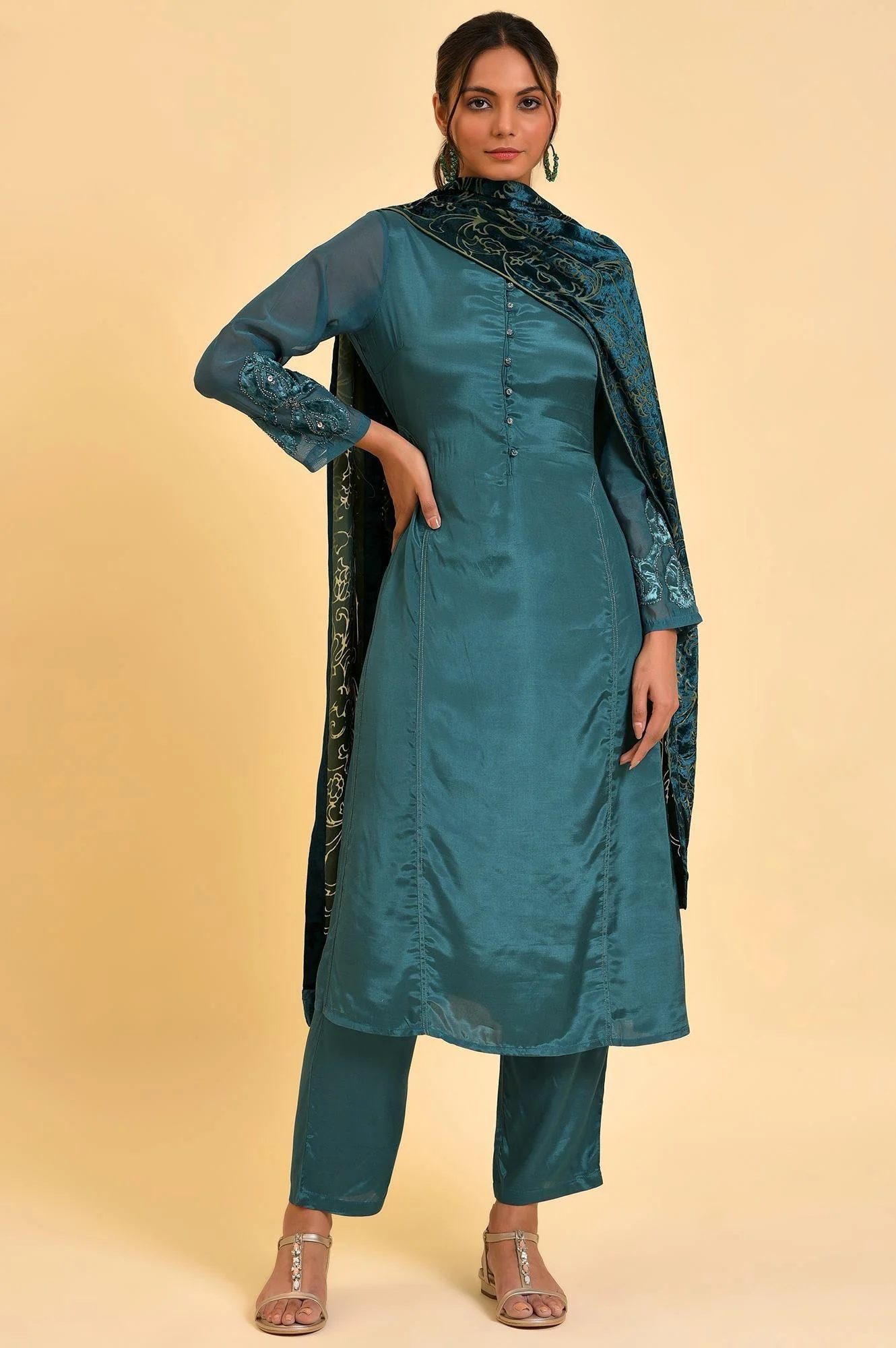 Green Solid kurta, Pants & Velvet Dupatta - Image 9