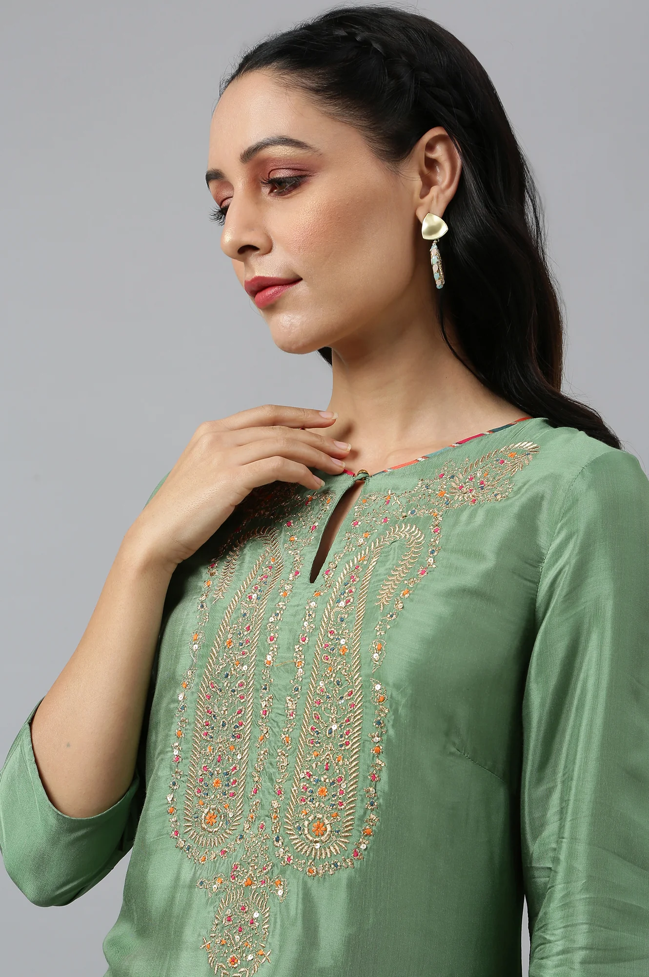 Green Straight kurta With Embroidered Yoke - Image 9
