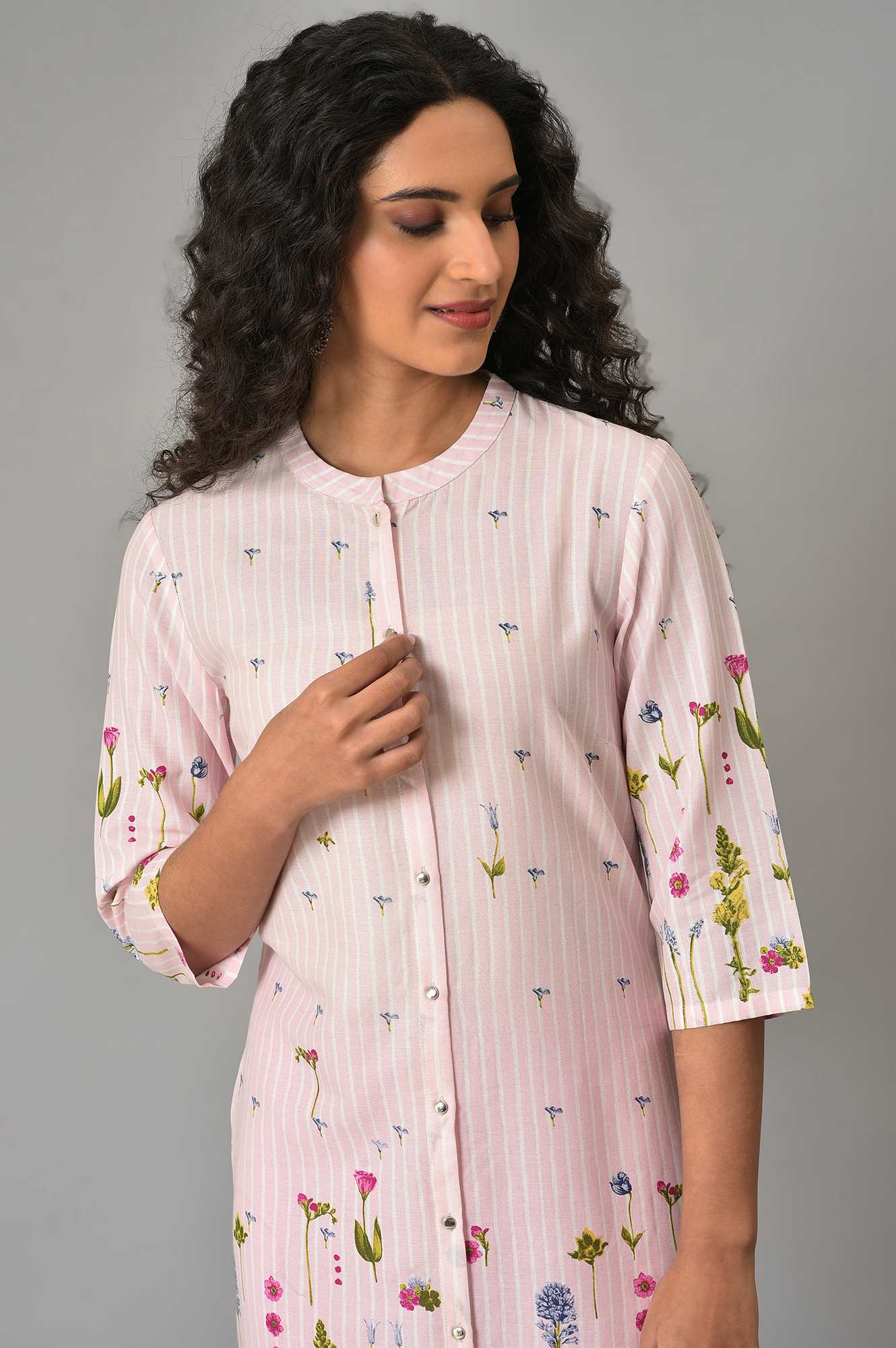 Light Pink Floral Printed Kurta in Mandarin Collar - Image 5