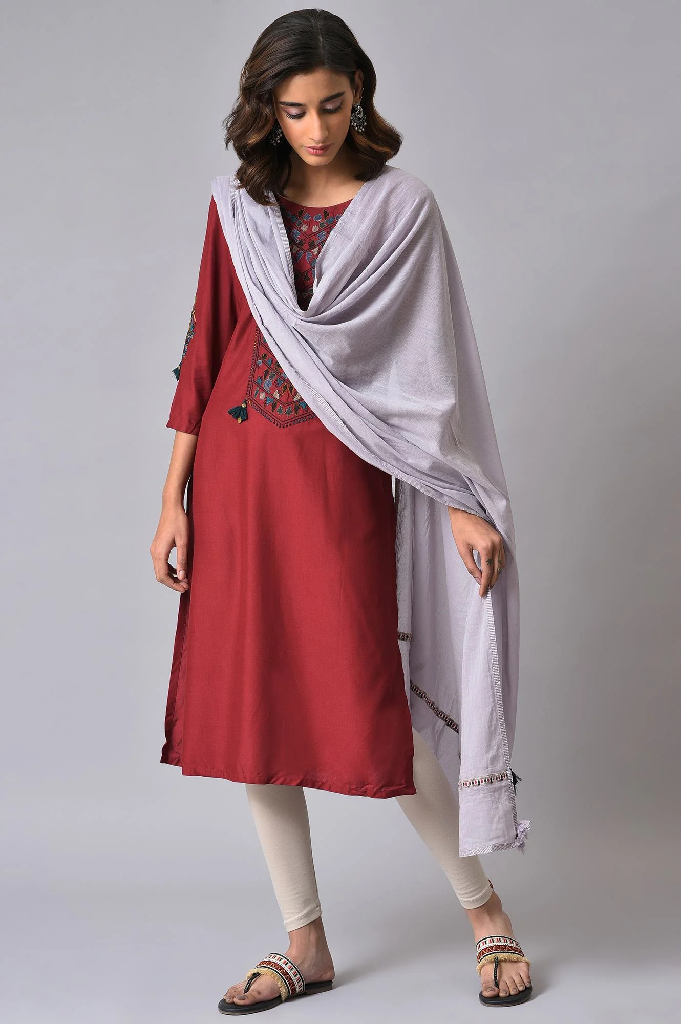 Lilac Dupatta With Embroidery - Image 2