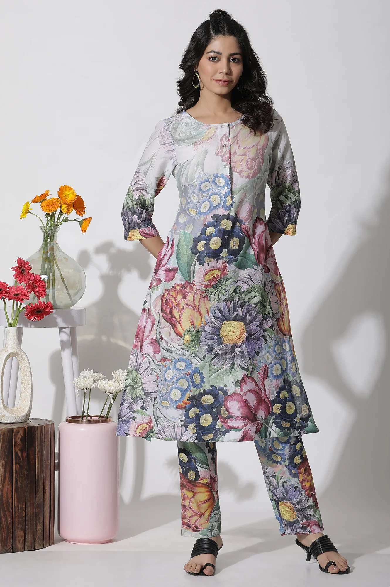 Multi-Coloured Floral Printed Short Kurta And Pants Set - Image 2