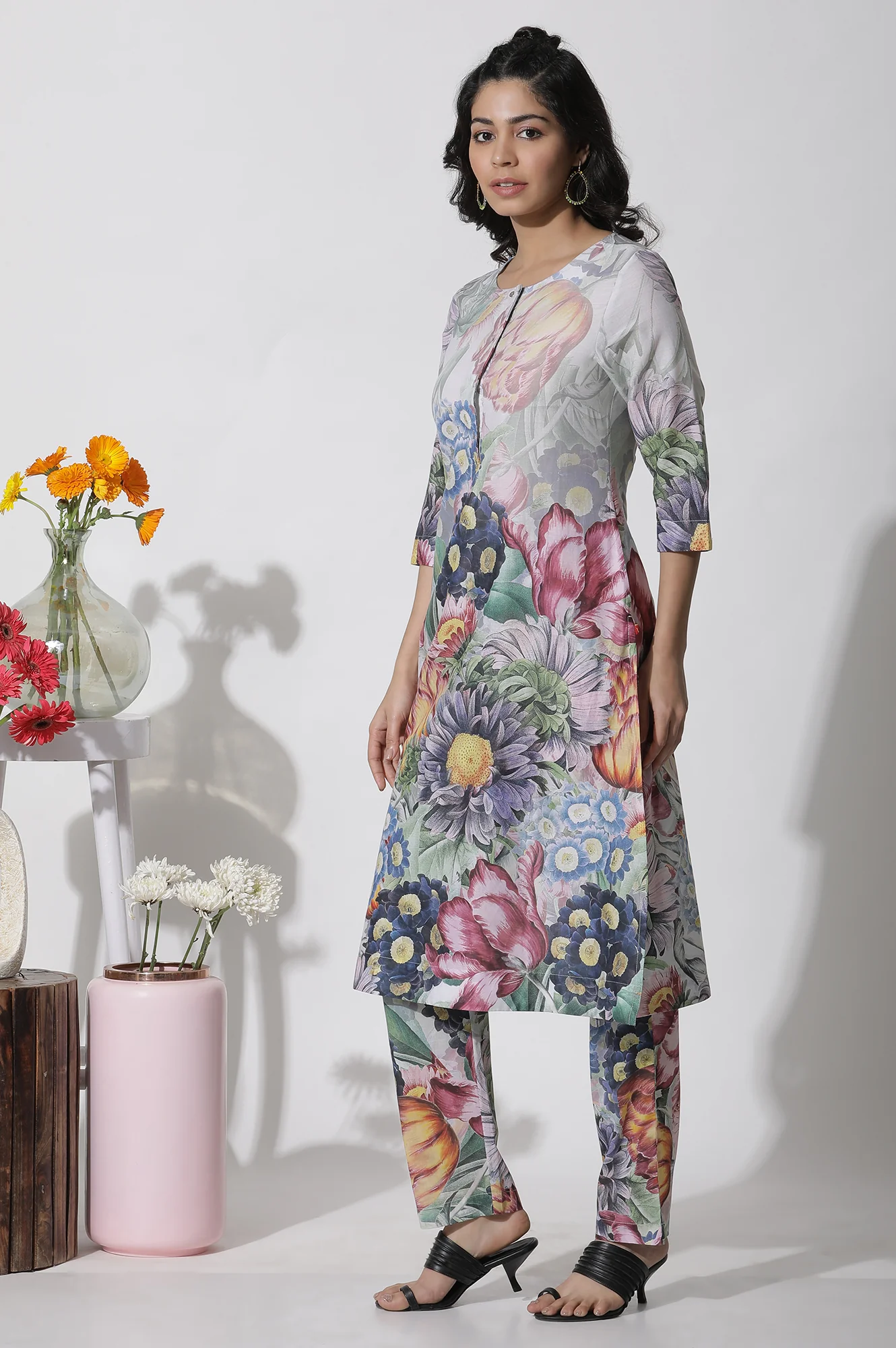 Multi-Coloured Floral Printed Short Kurta And Pants Set - Image 3