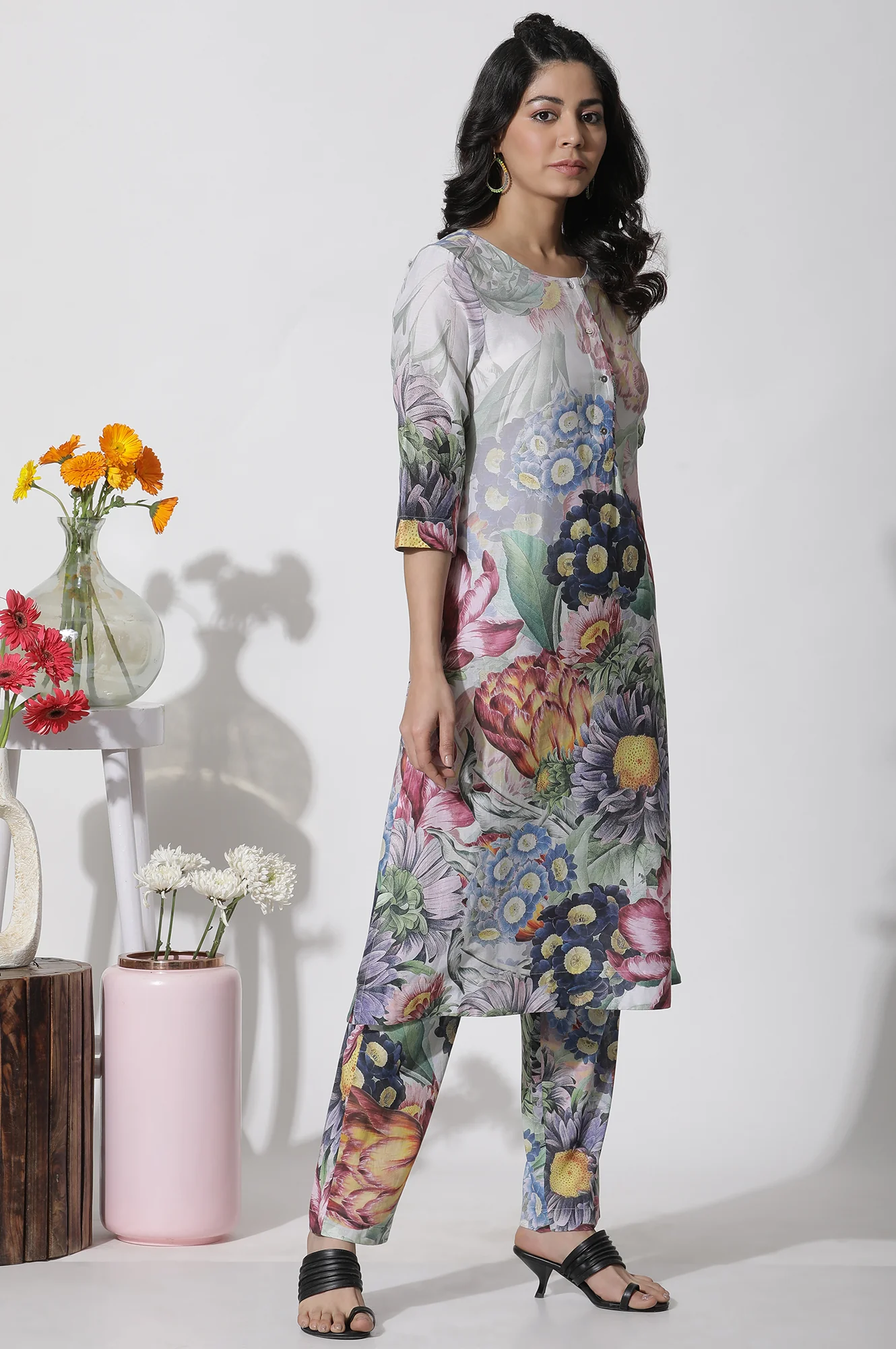 Multi-Coloured Floral Printed Short Kurta And Pants Set - Image 5