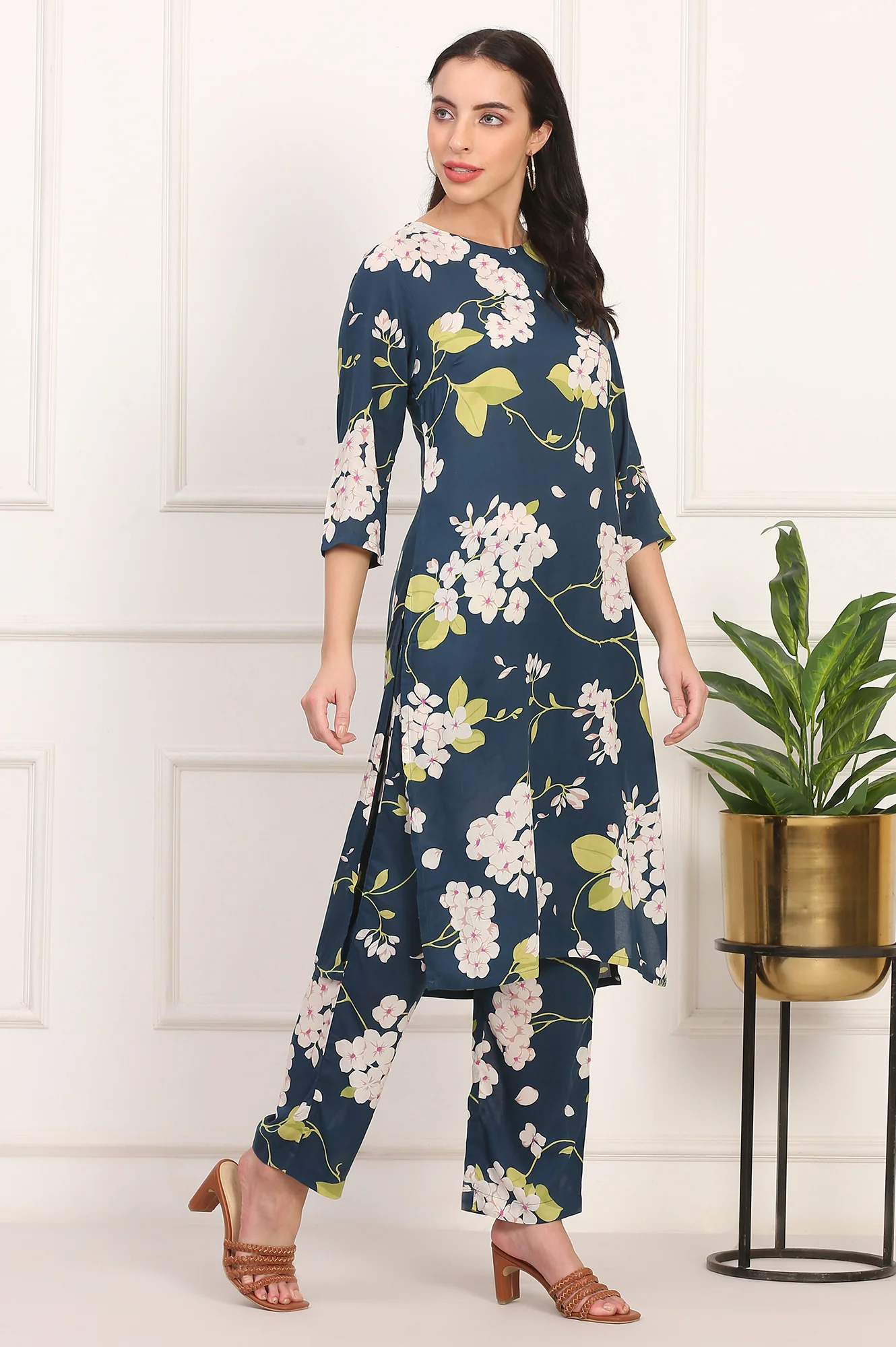 Navy Blue Floral Printed Straight Pure Cotton Kurta and Straight Pants Co-ord Set - Image 6