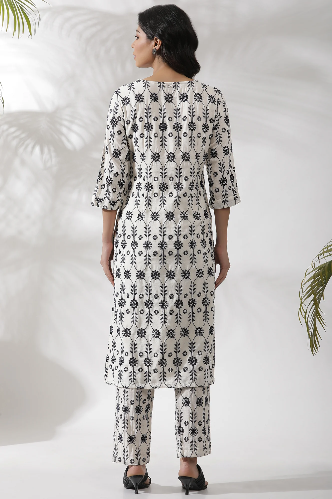 Off-White Floral Embroidered Kurta And Pants Co-Ord Set - Image 4