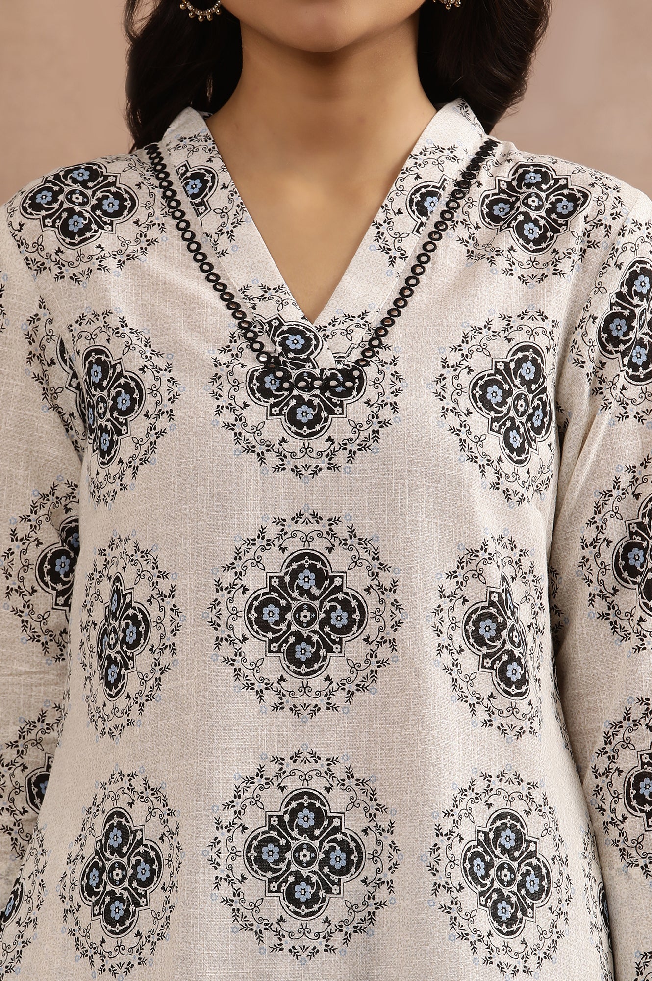 Off-White Geometric Printed V-Neck Kurta - Image 6