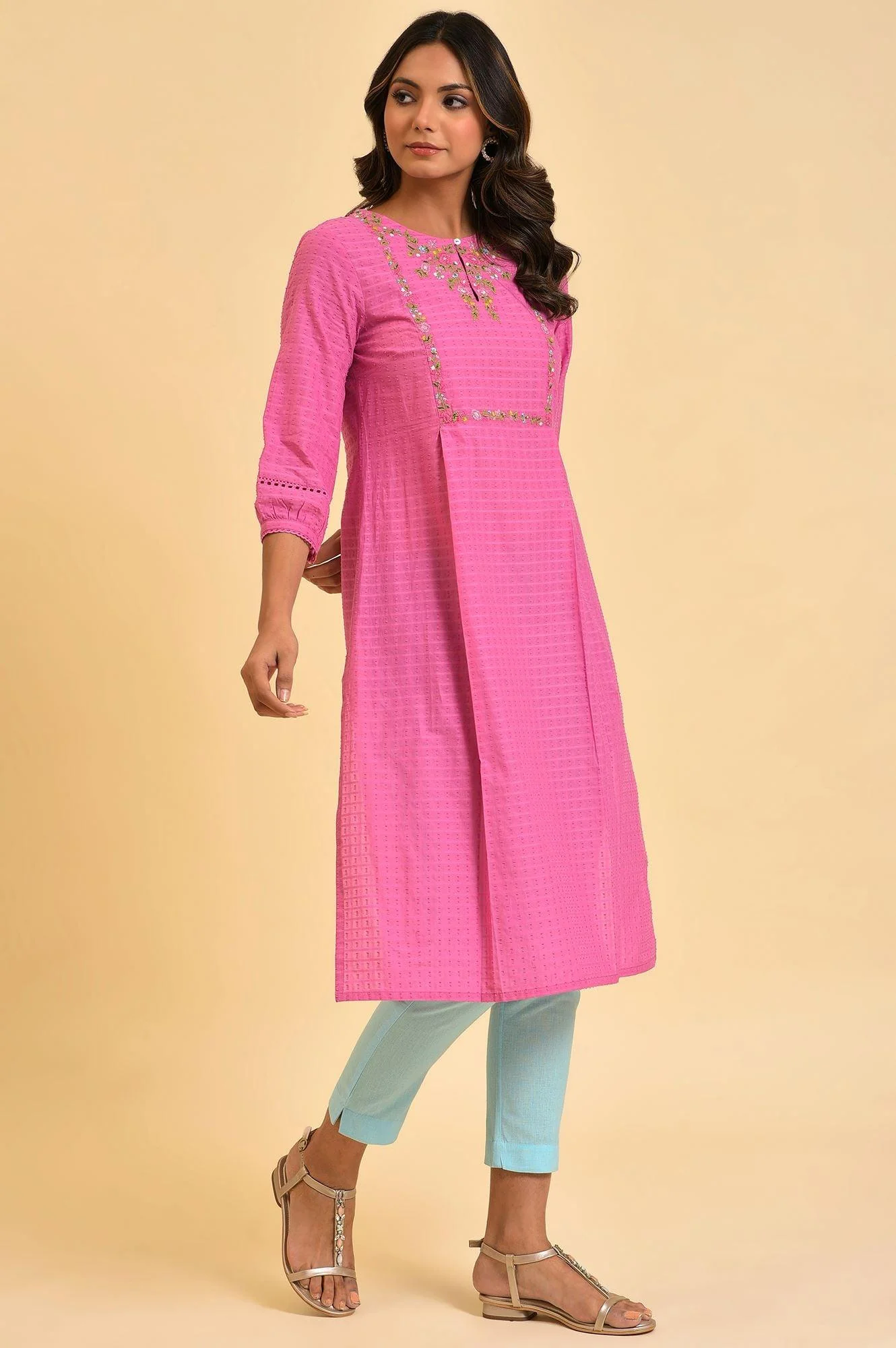 Pink Floral Embroidered kurta In Textured Fabric - Image 4