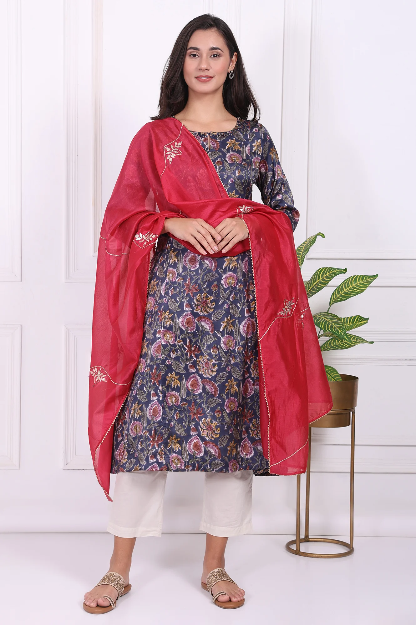 Pink Floral Printed Embroidered Silk Blend Dupatta - Image 4