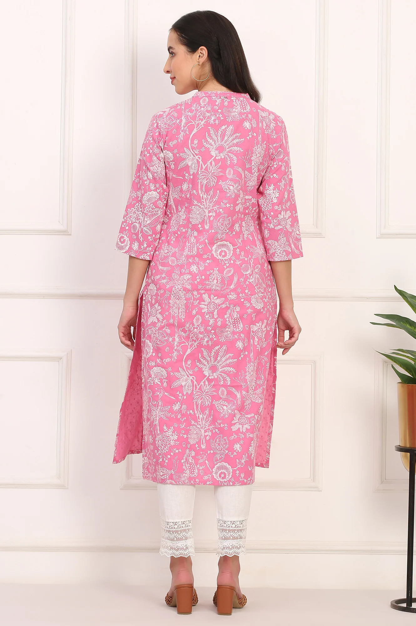Pink Floral Printed Lurex-Embellished Straight Cotton Lurex Kurta - Image 5
