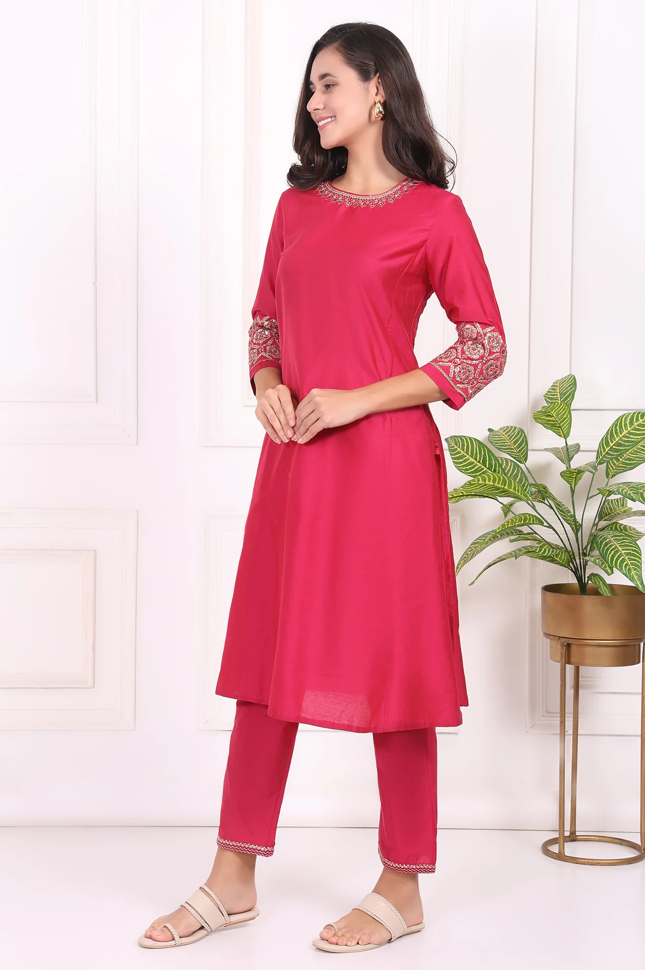 Pink Solid Metallic Embroidered Straight Kurta - Image 4
