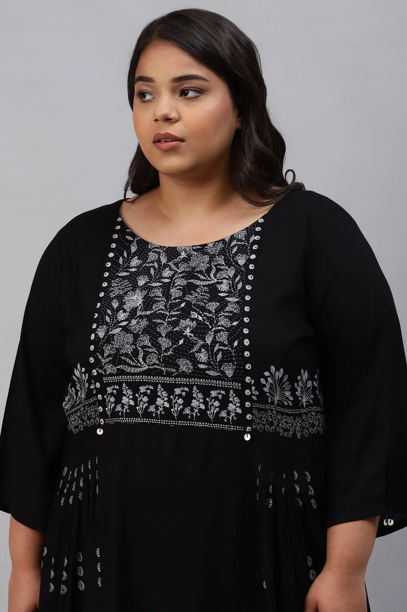 Plus Size Black Floral Side Pleated kurta In Round Neck - Image 5