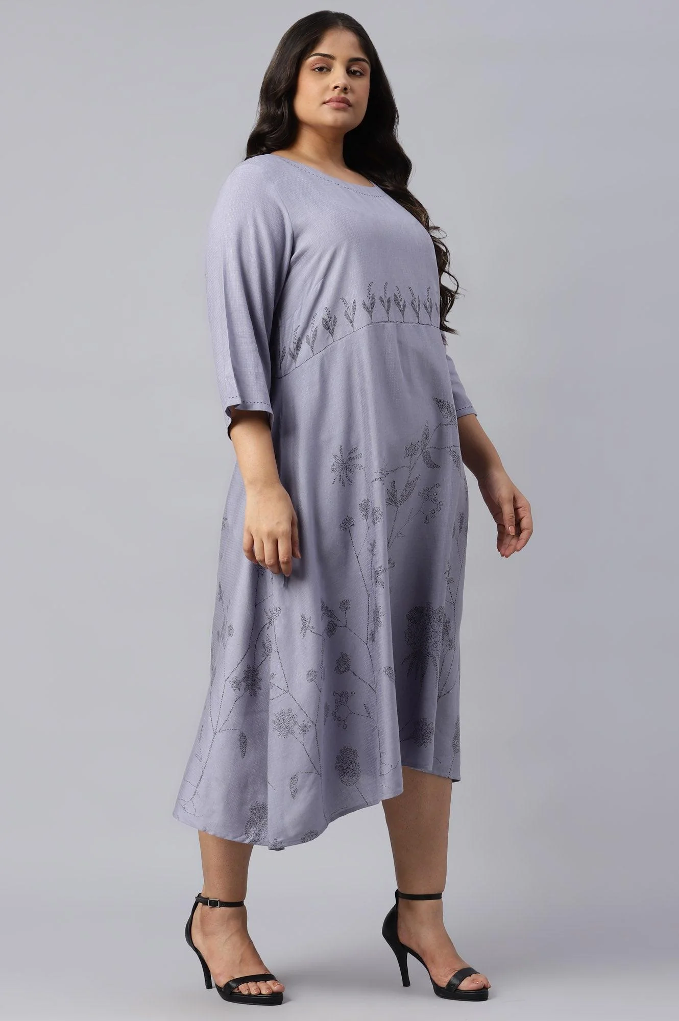 Plus Size Blue Floral kurta With Kantha Details - Image 4