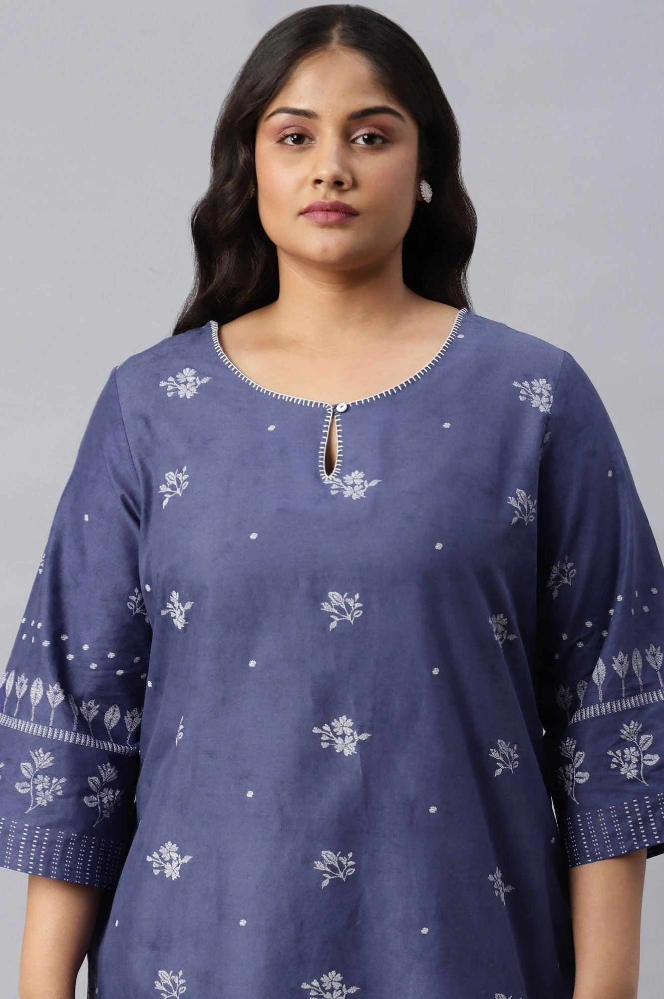 Plus Size Blue Floral Print kurta With Embroidered Neck - Image 5