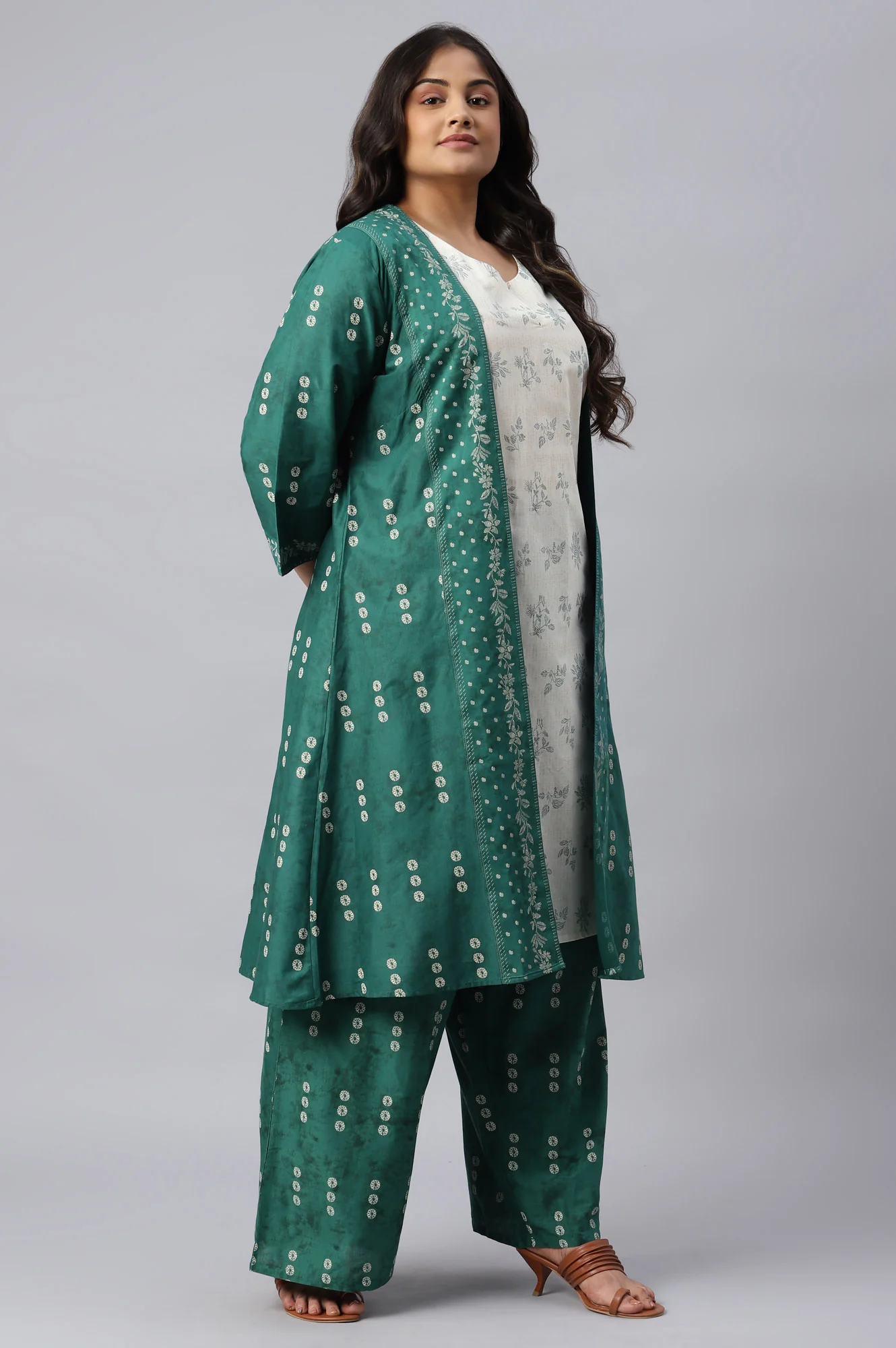 Green Plus Size Printed Gillet With Off-White kurta And Green Parallel Pants Set - Image 4