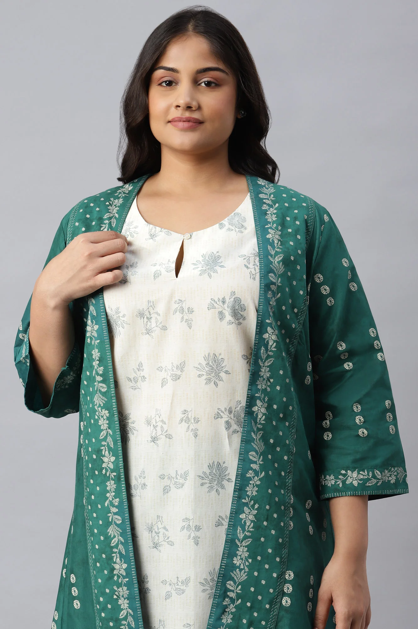 Green Plus Size Printed Gillet With Off-White kurta And Green Parallel Pants Set - Image 5