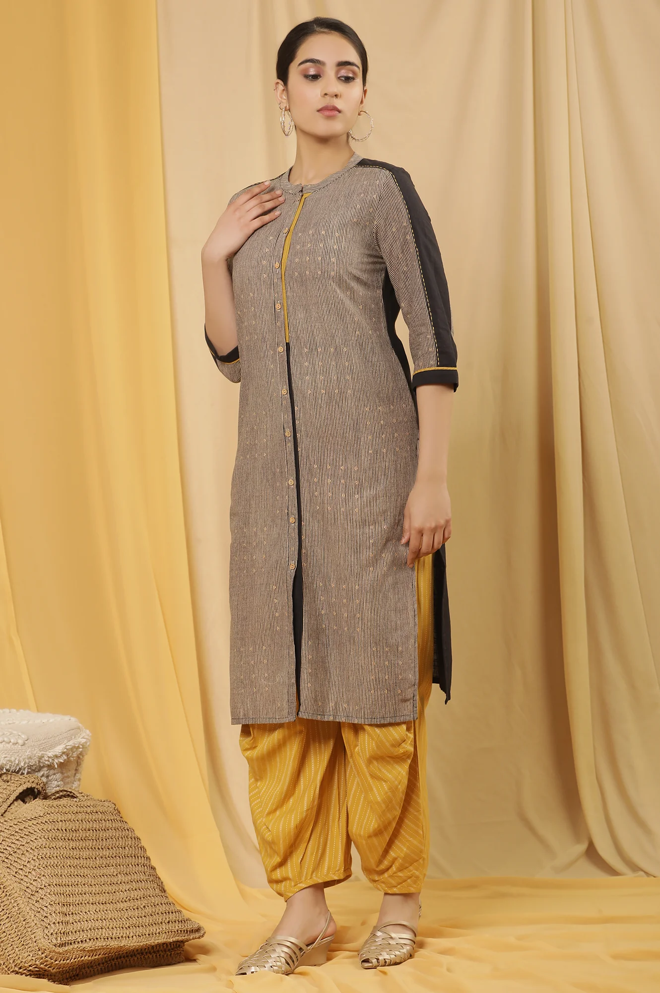 Black And Beige Printed Kurta And Tucked Carrot Pants Set - Image 3