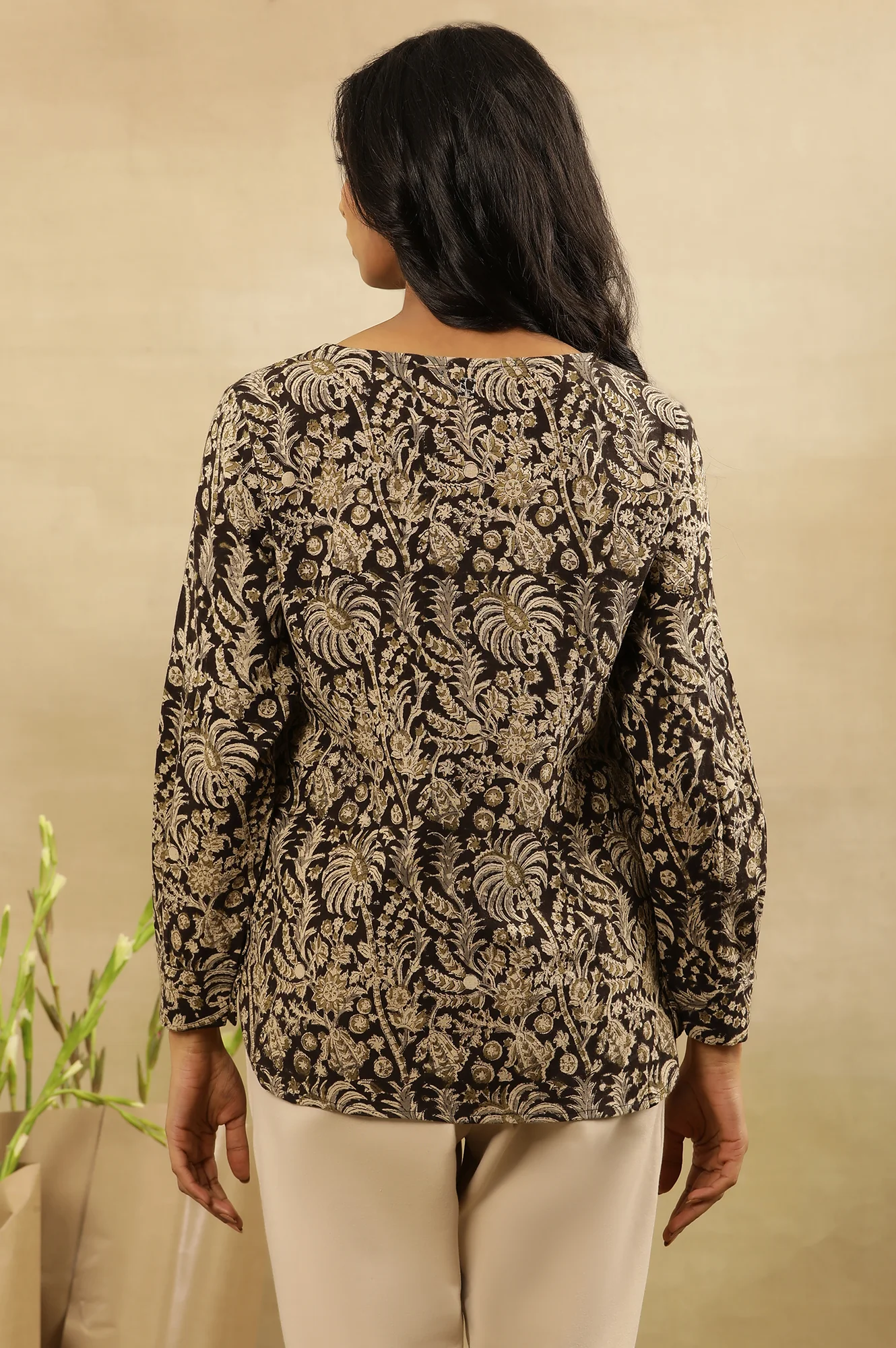 Black Block Print V-Neck Top In Cotton Slub - Image 3