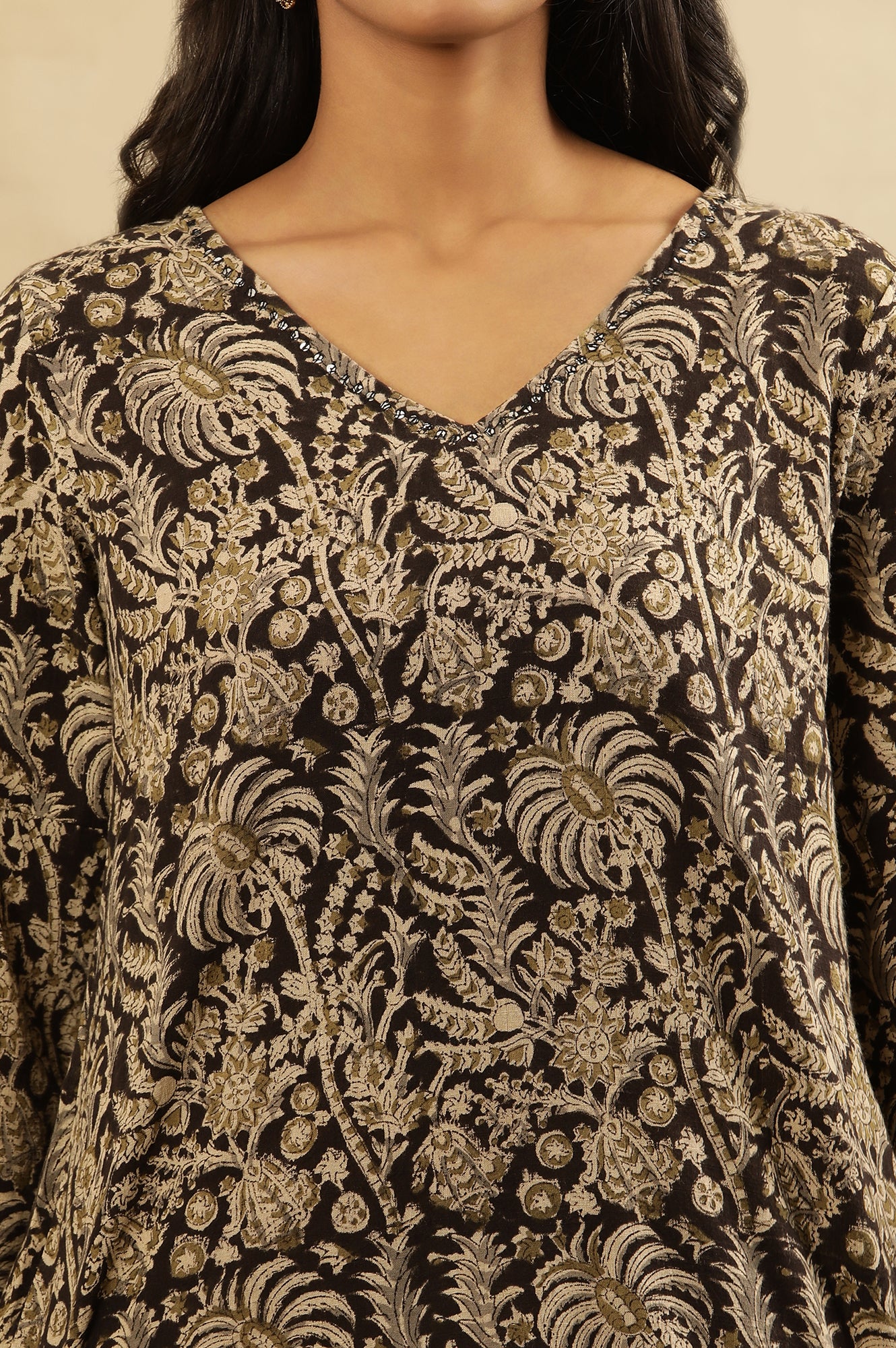 Black Block Print V-Neck Top In Cotton Slub - Image 6