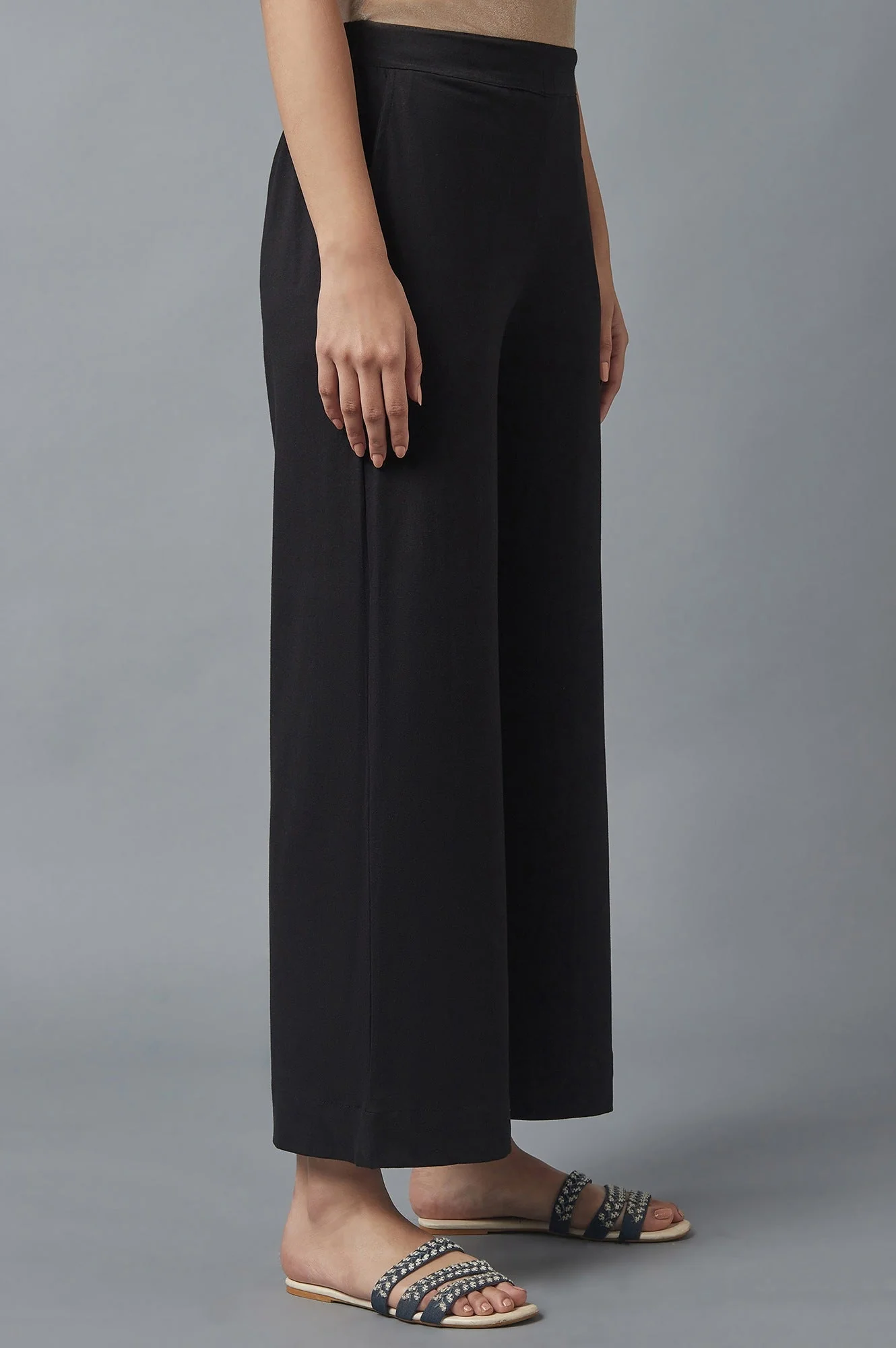 Black Solid Straight Fit Cotton Palazzo With Side Pockets - Image 4