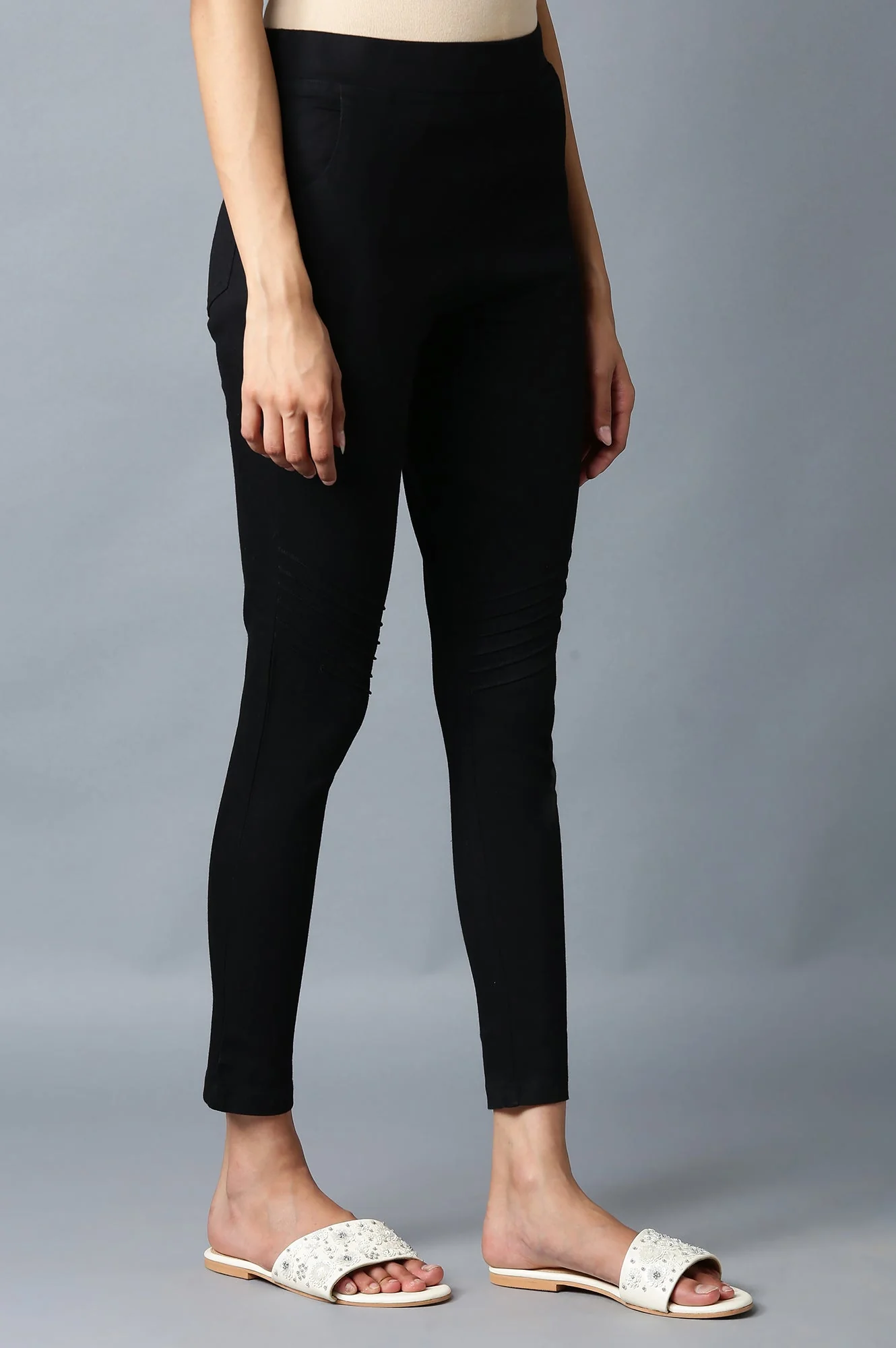 Black Solid Slim Fit Denim Jeggings With Pintuck Detail - Image 4